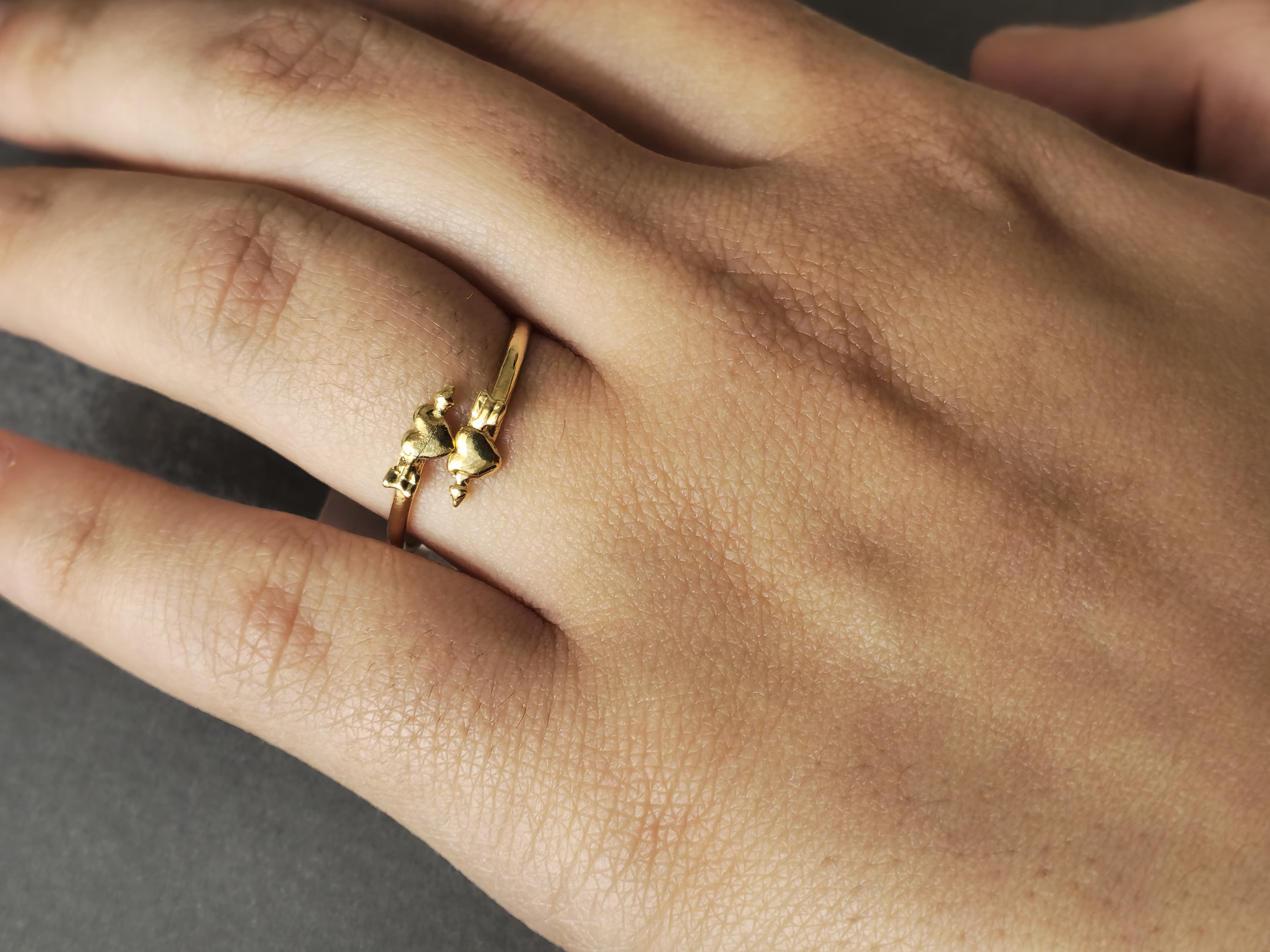 Anel regulável com pontos de luz, banhado a ouro 18k e com verniz antialérgico ✨💎.