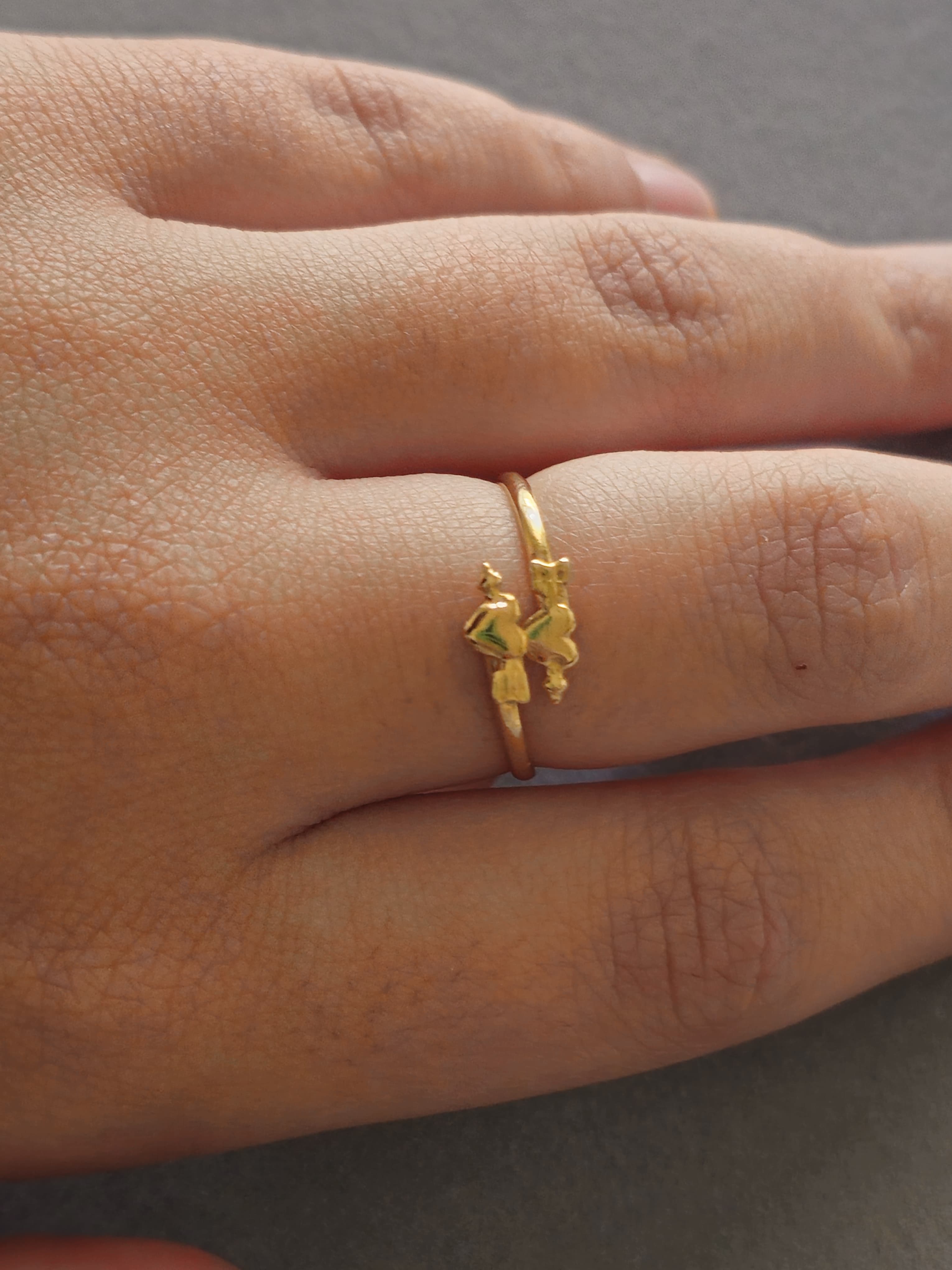 Anel regulável com pontos de luz, banhado a ouro 18k e com verniz antialérgico ✨💎.