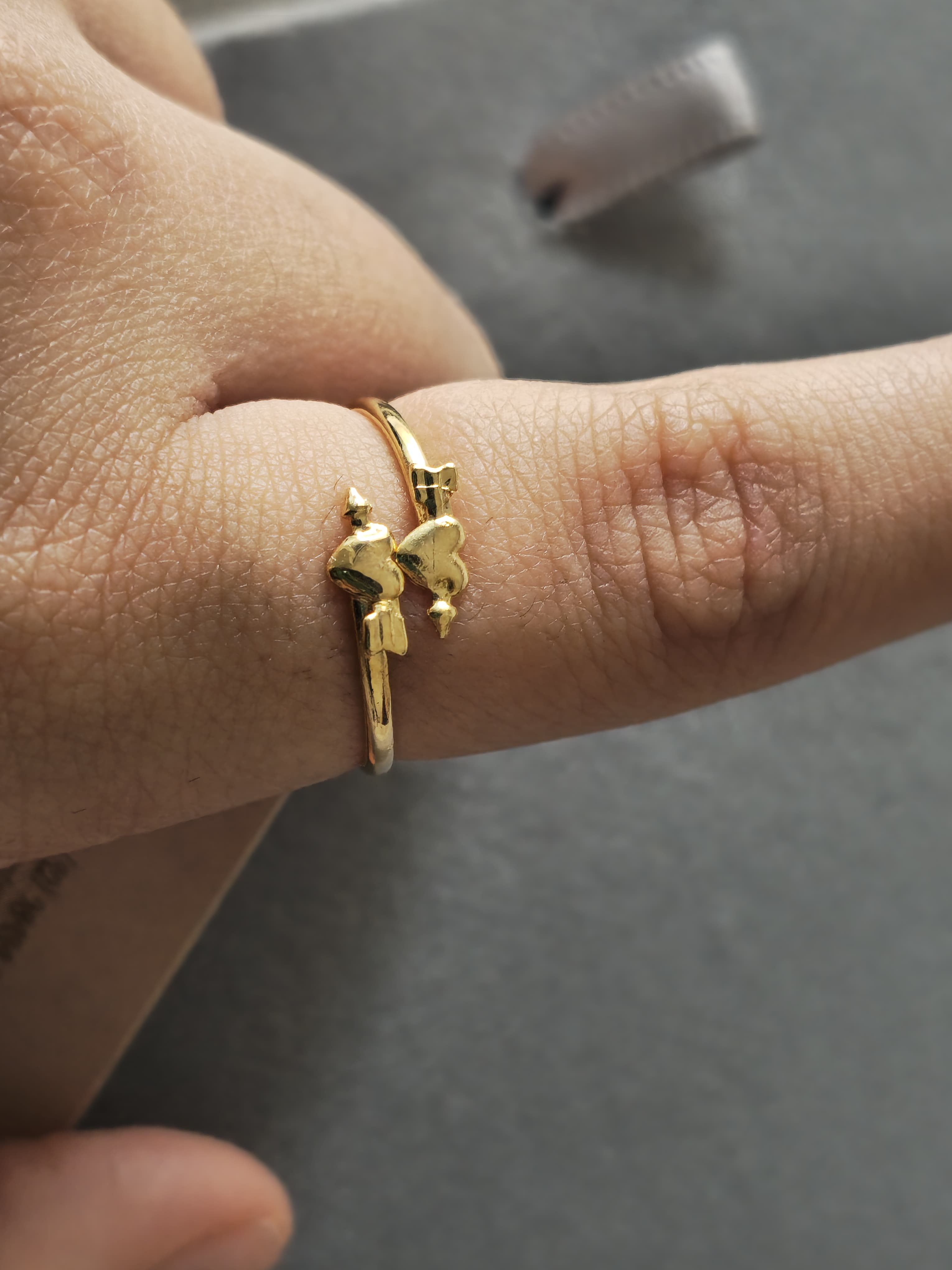 Anel regulável com pontos de luz, banhado a ouro 18k e com verniz antialérgico ✨💎.