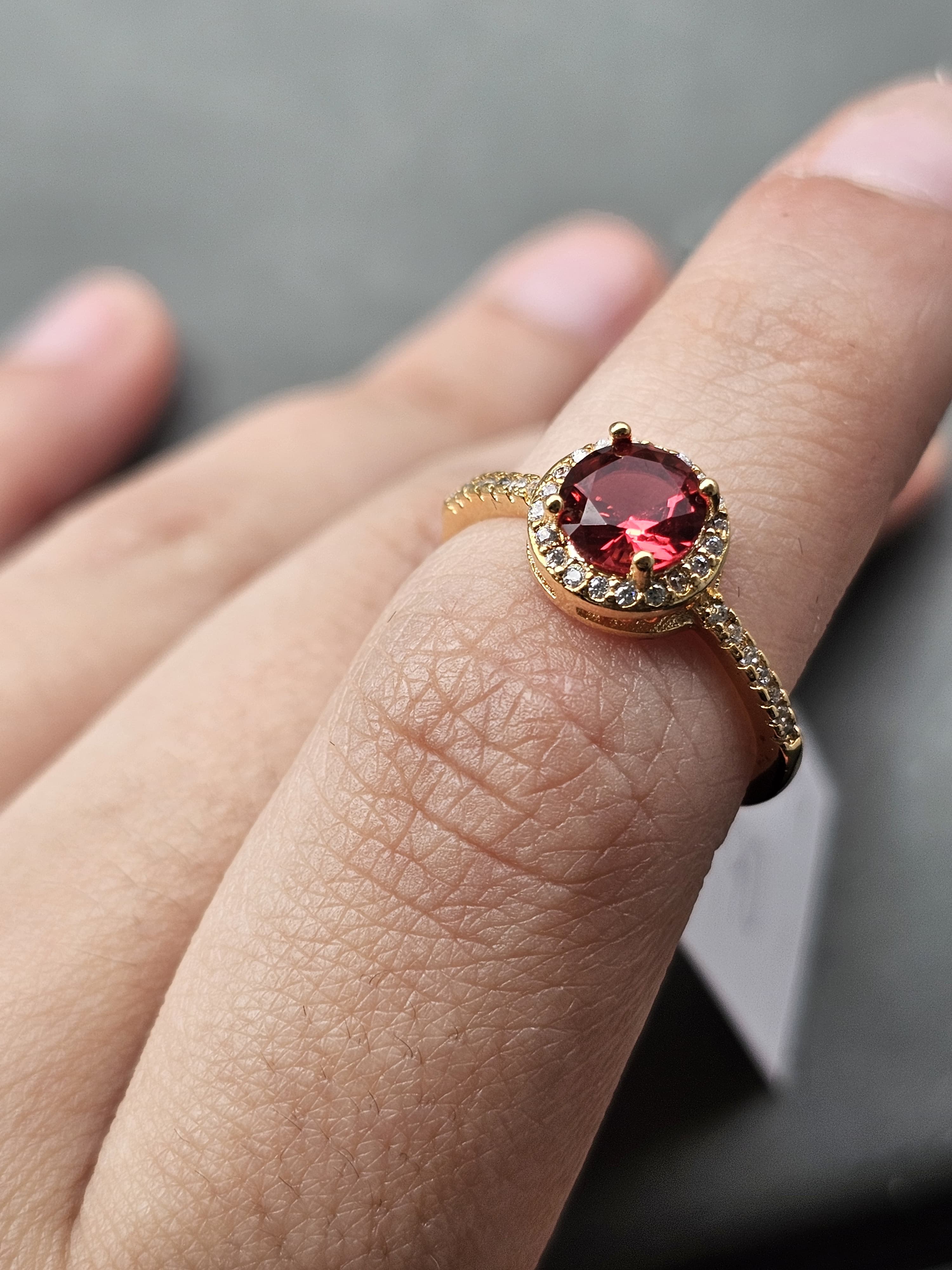 Anel de rubi, banhado a ouro 18k e com verniz antialérgico ❤️