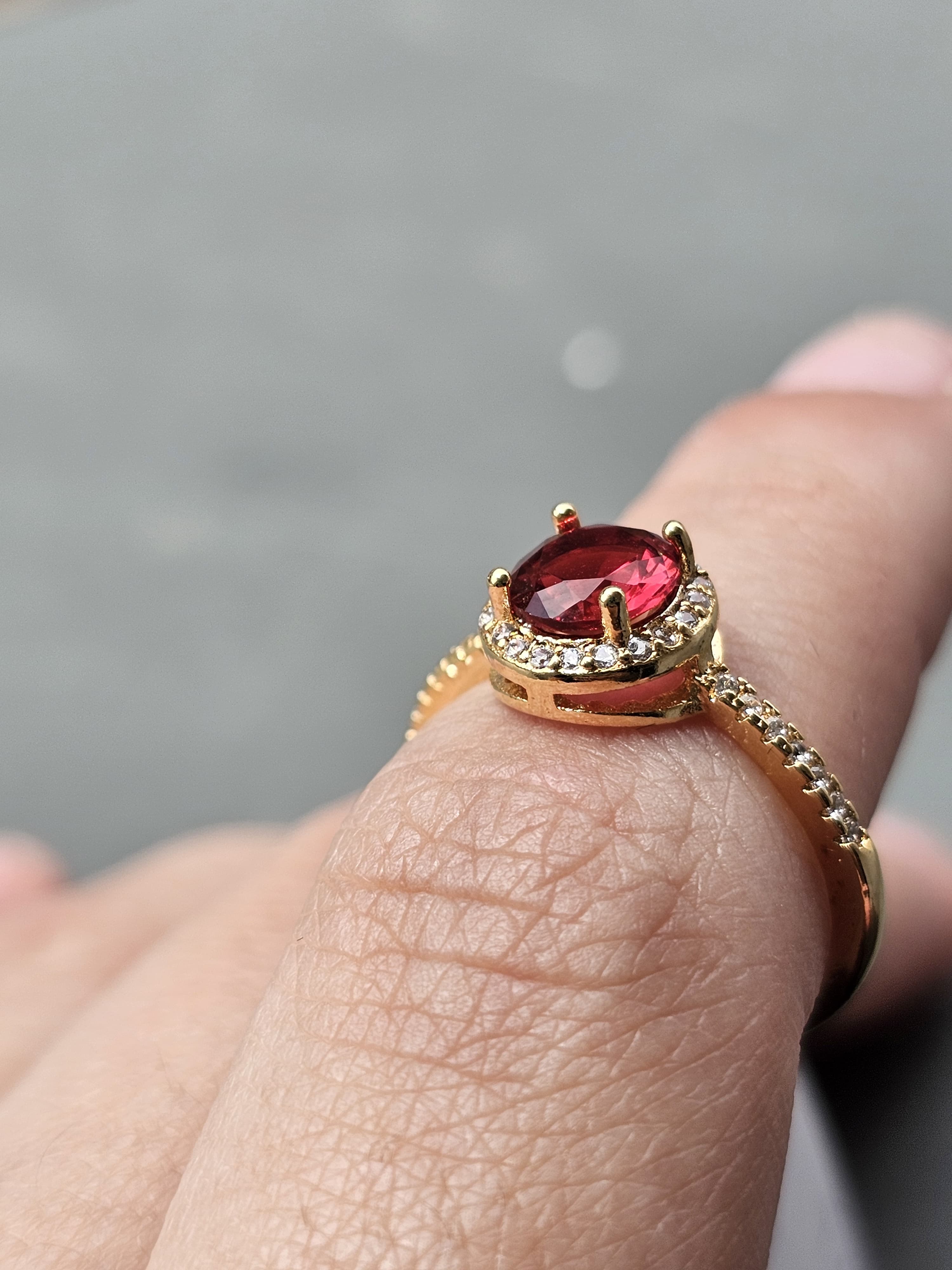 Anel de rubi, banhado a ouro 18k e com verniz antialérgico ❤️