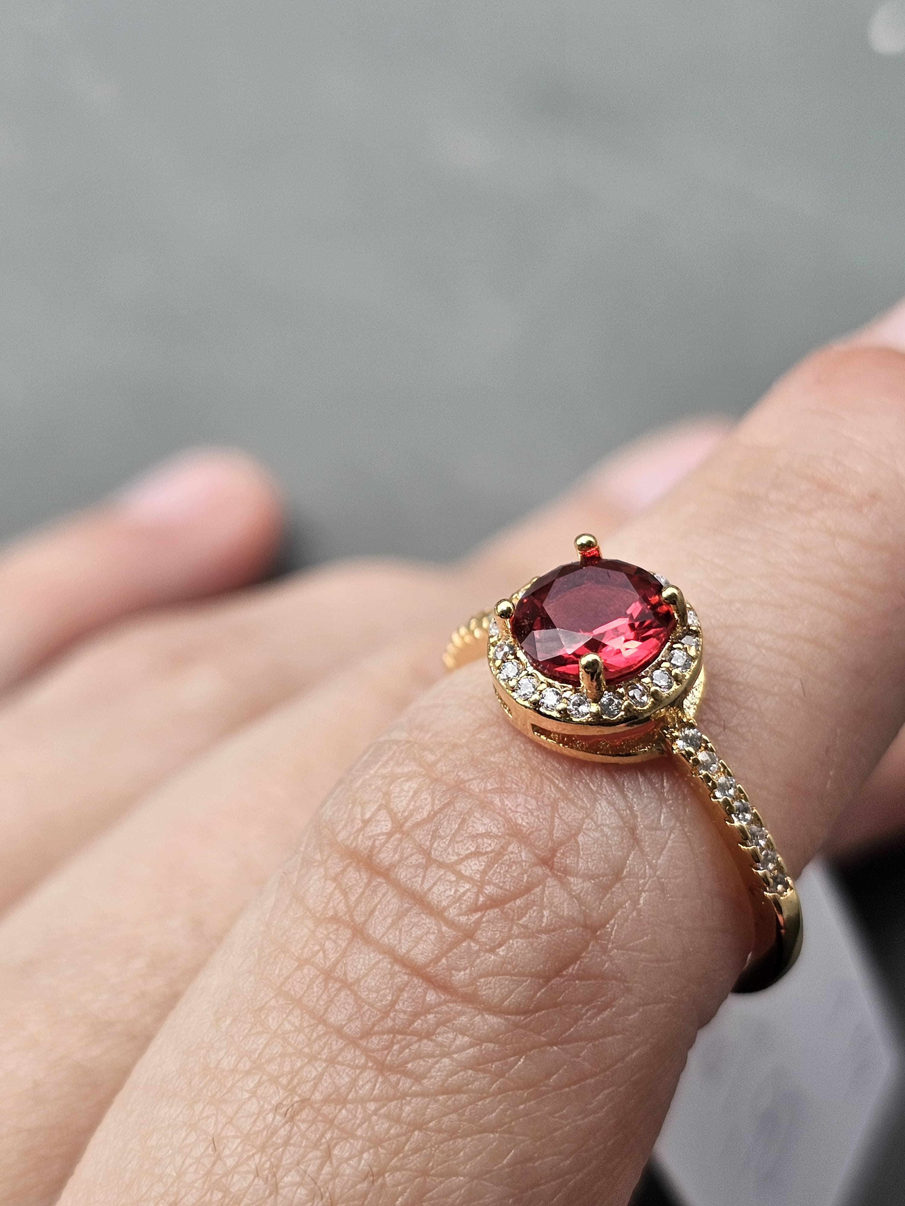 Anel de rubi, banhado a ouro 18k e com verniz antialérgico ❤️
