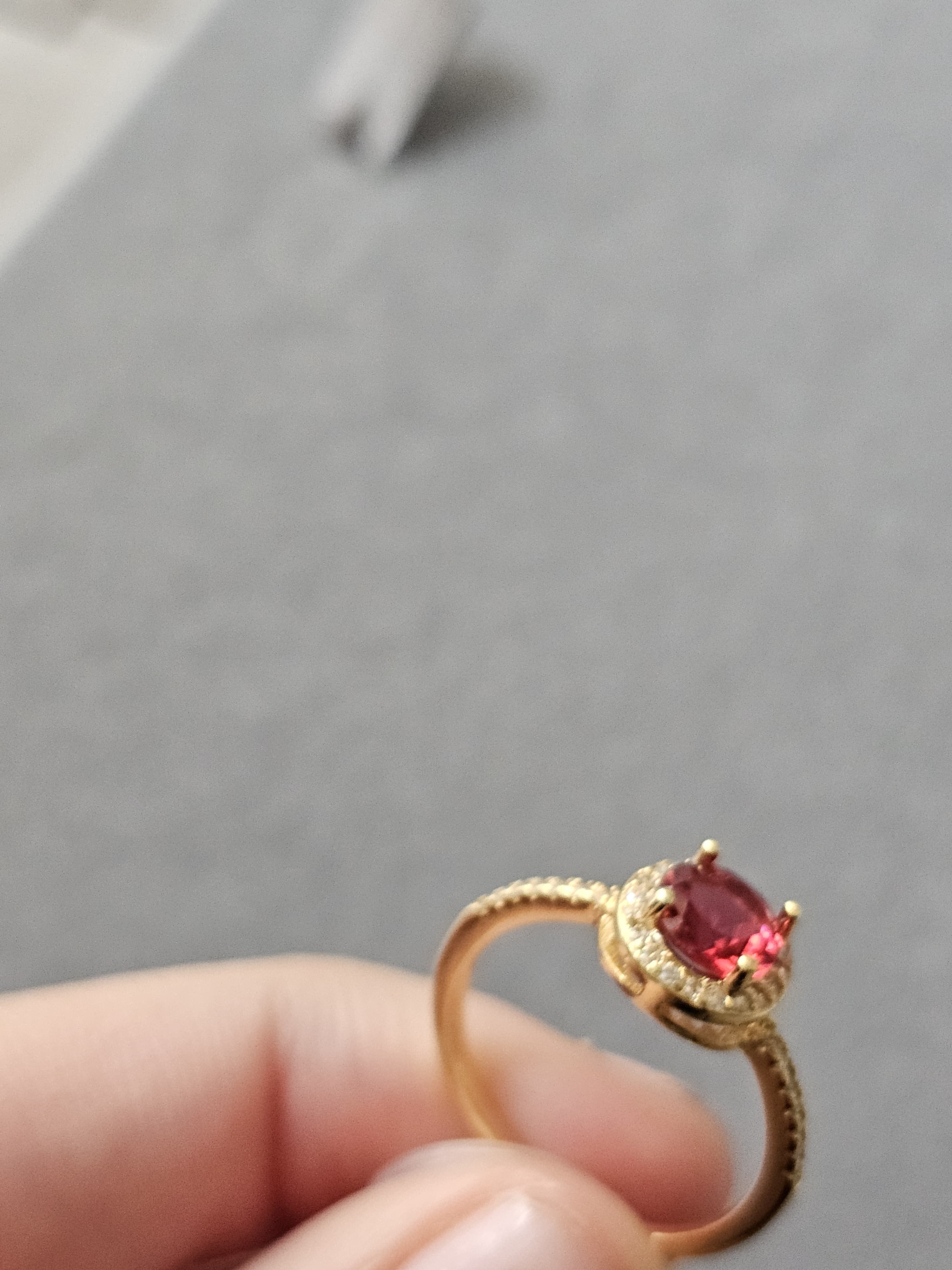 Anel de rubi, banhado a ouro 18k e com verniz antialérgico ❤️