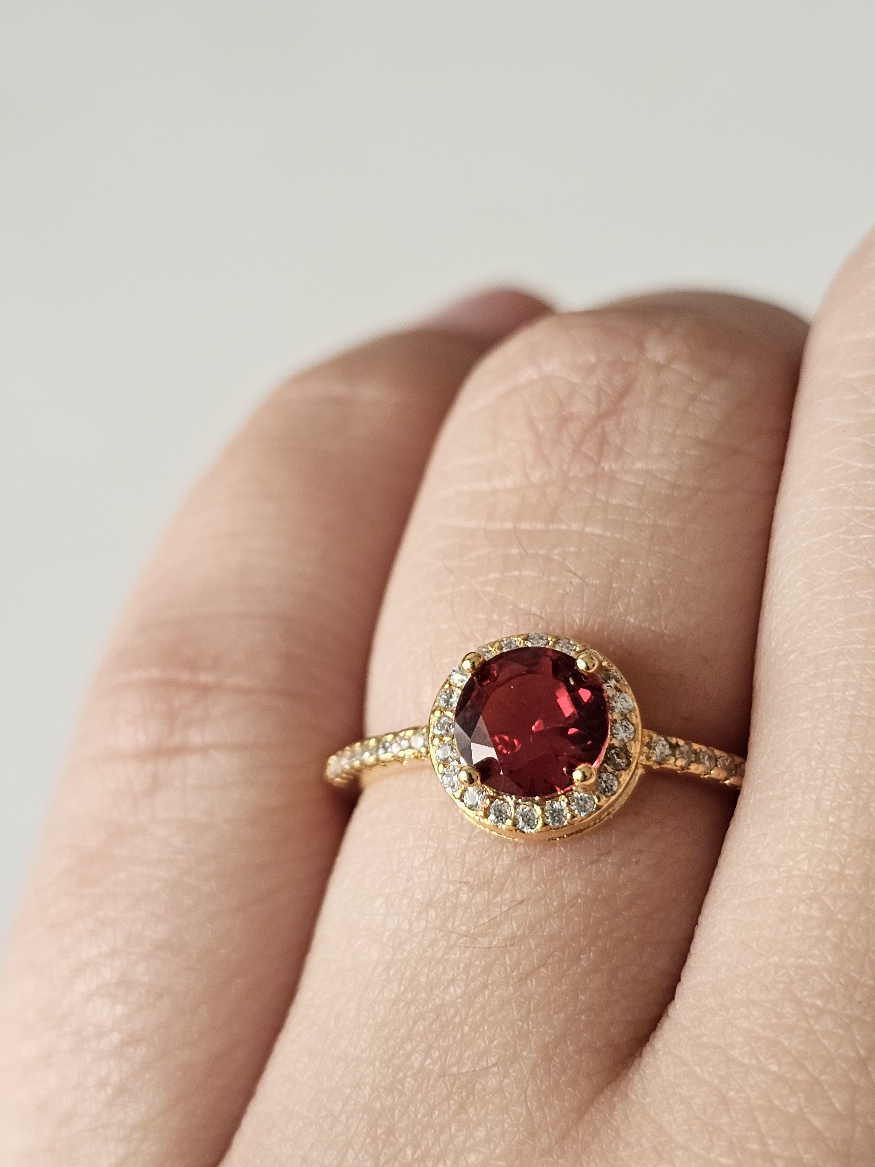 Anel de rubi, banhado a ouro 18k e com verniz antialérgico ❤️
