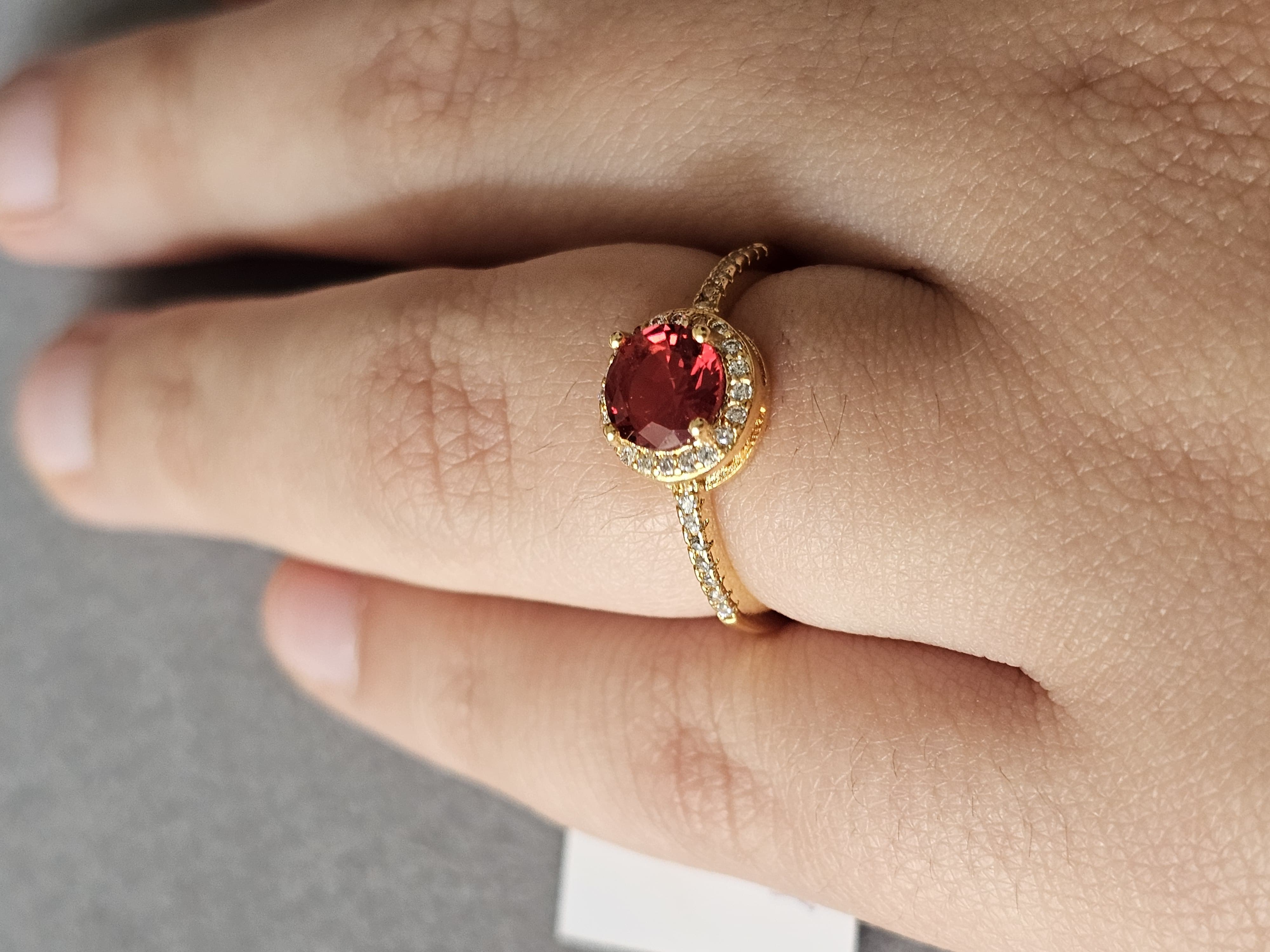 Anel de rubi, banhado a ouro 18k e com verniz antialérgico ❤️