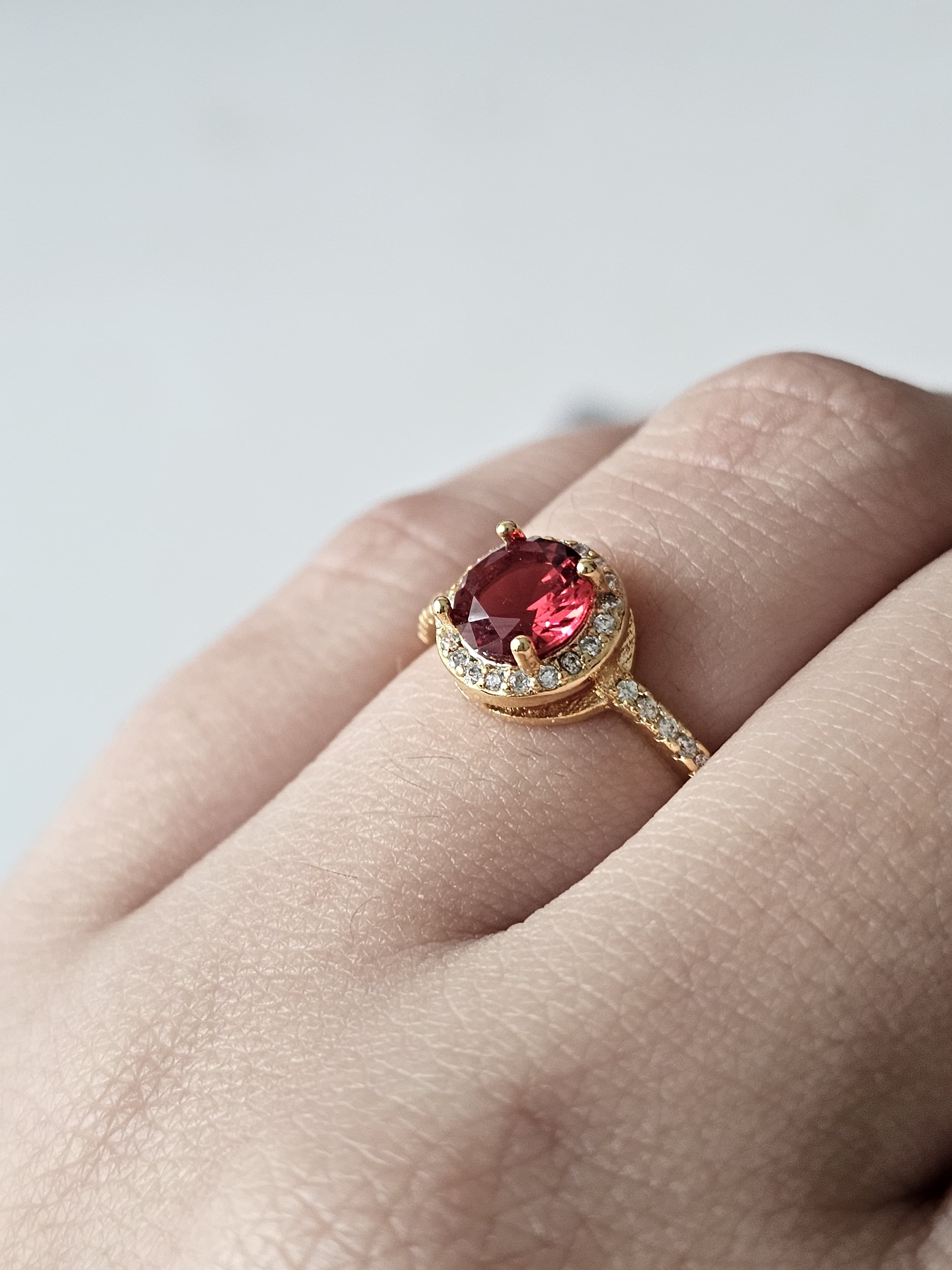 Anel de rubi, banhado a ouro 18k e com verniz antialérgico ❤️