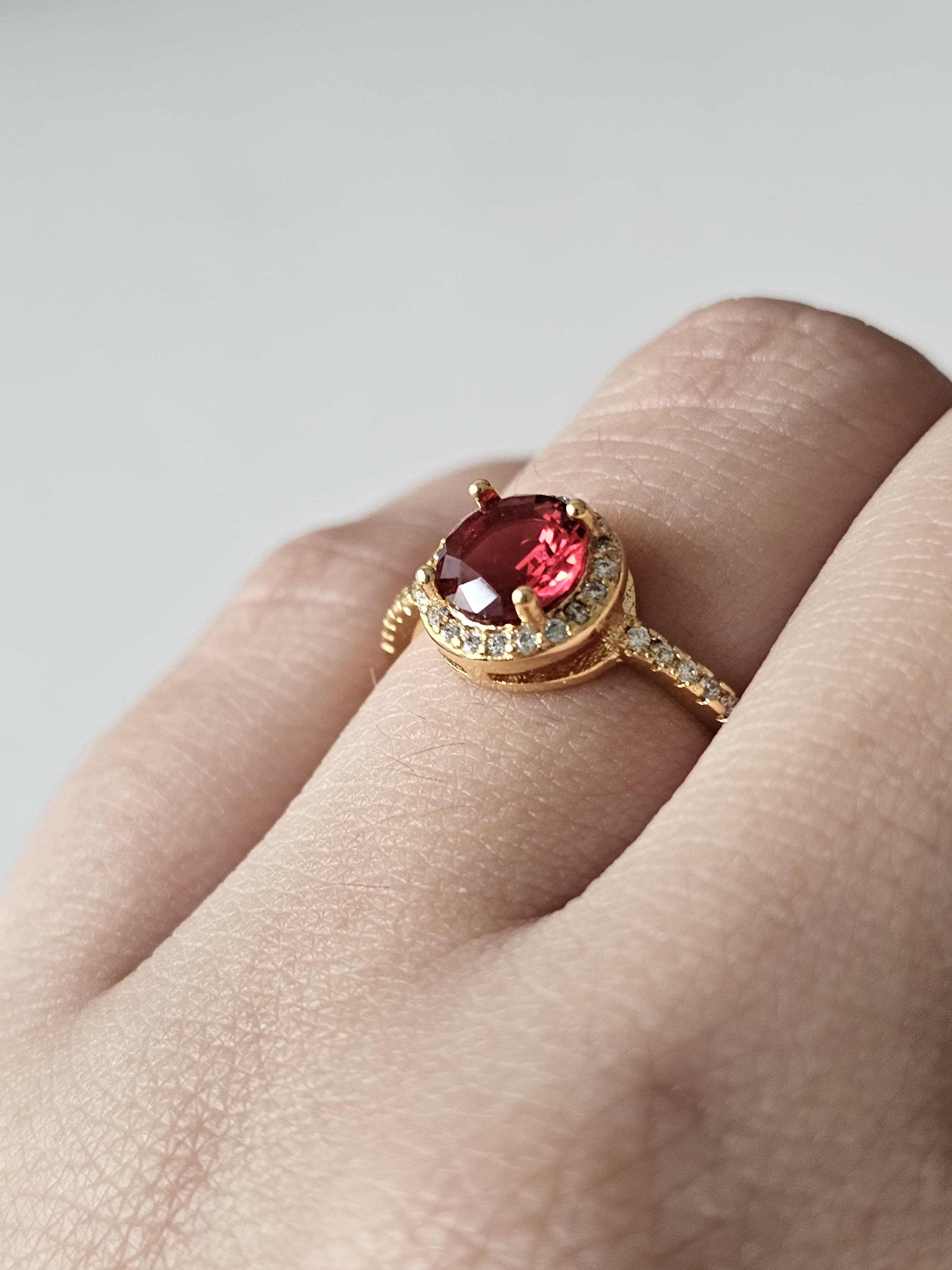Anel de rubi, banhado a ouro 18k e com verniz antialérgico ❤️