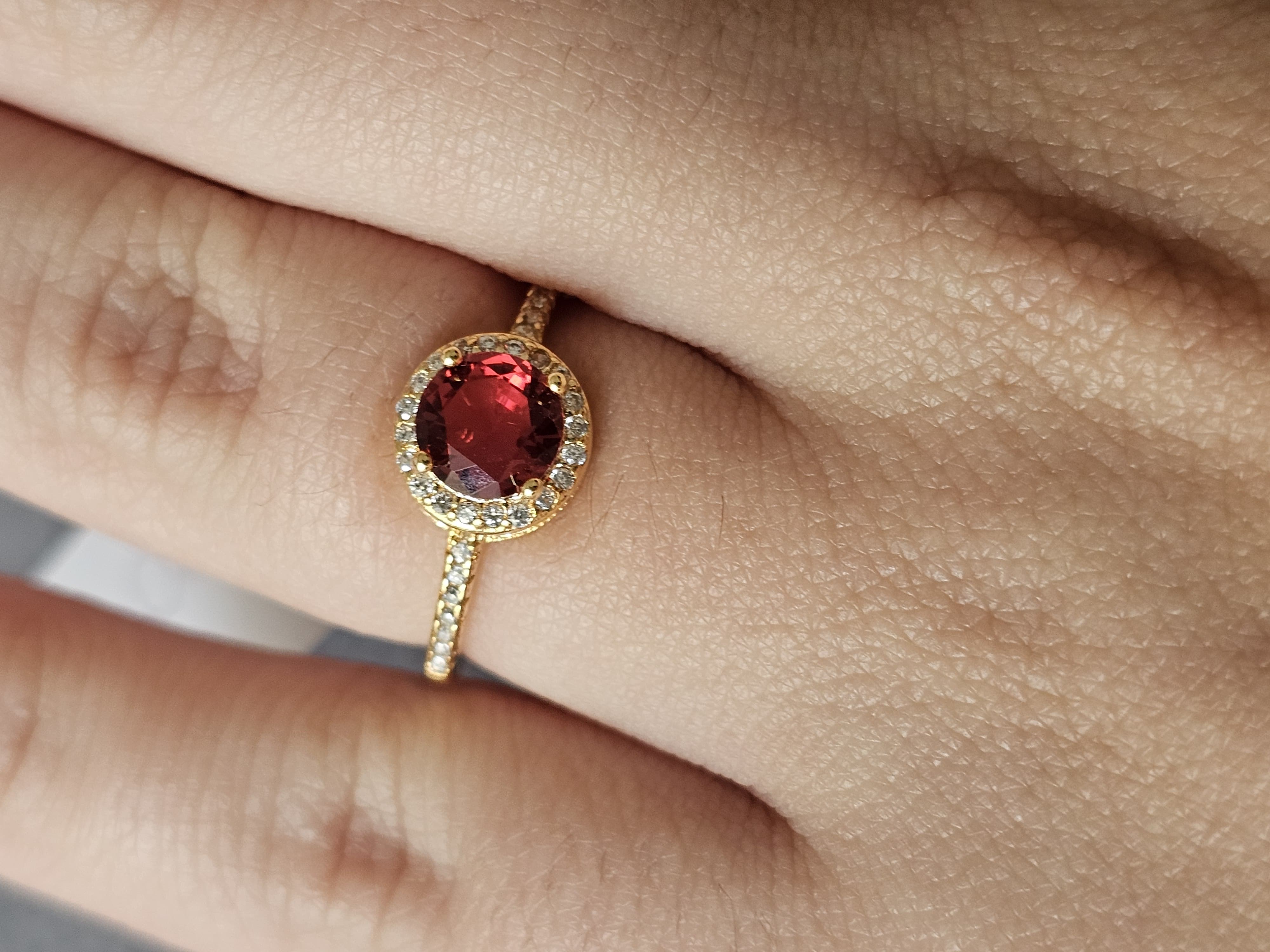 Anel de rubi, banhado a ouro 18k e com verniz antialérgico ❤️