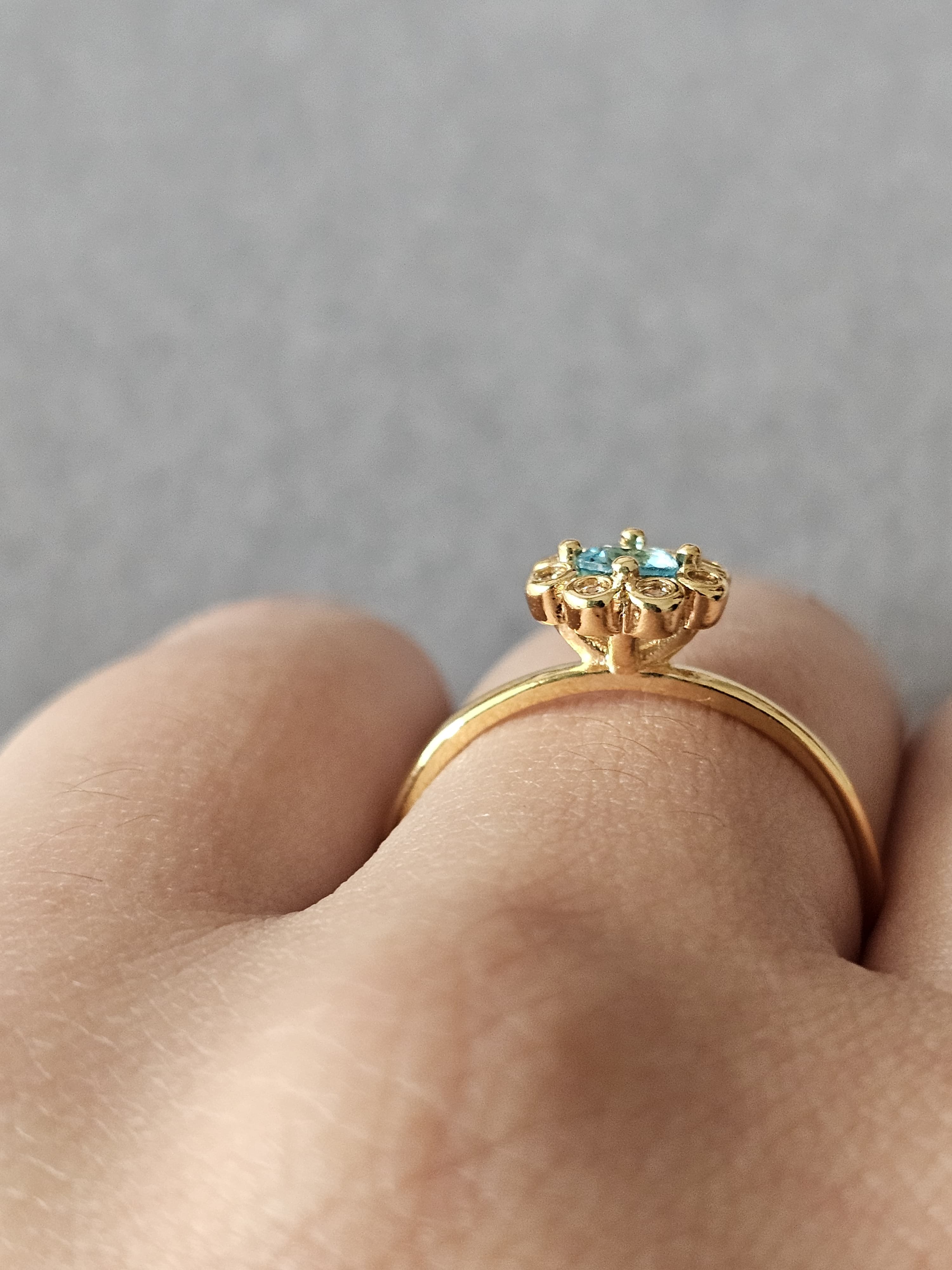 Anel de flores cravejado em zircônia, com pingo de safira, banhado a ouro 18k e com verniz antialérgico 🌸💙.