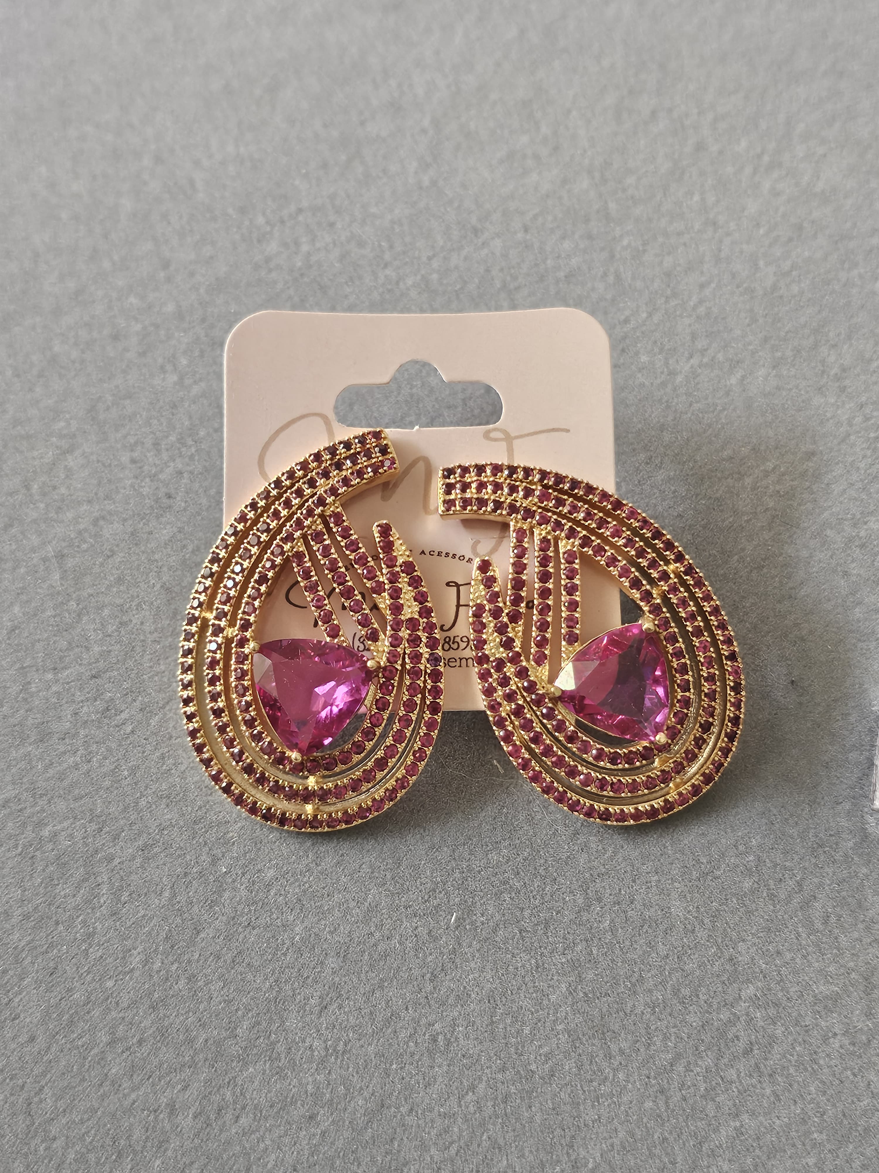 Brinco em forma de chama, com ametista e todo cravejado em quartzo negro, banhado a ouro 18k e com verniz antialérgico 🔥💜.