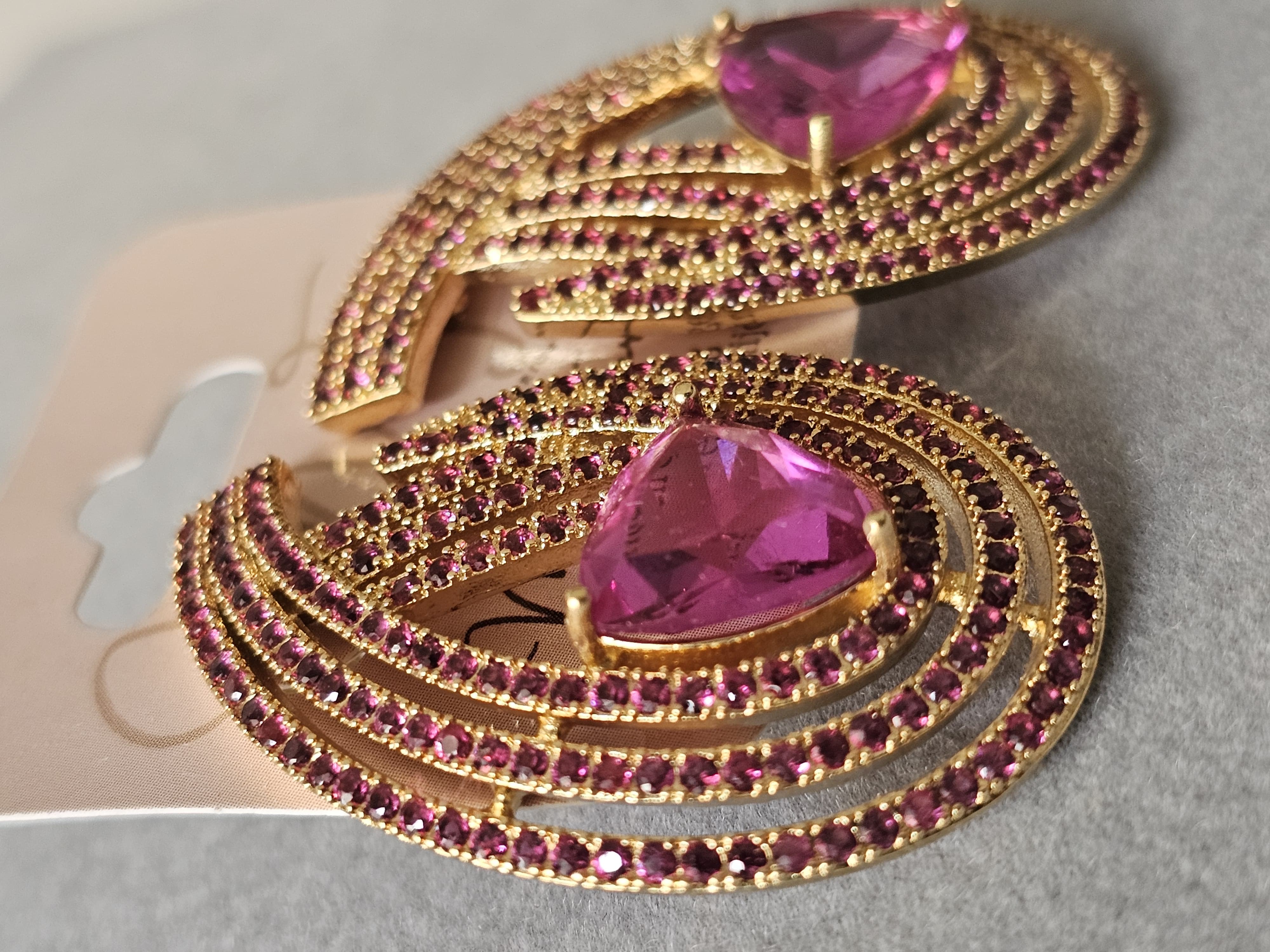 Brinco em forma de chama, com ametista e todo cravejado em quartzo negro, banhado a ouro 18k e com verniz antialérgico 🔥💜.