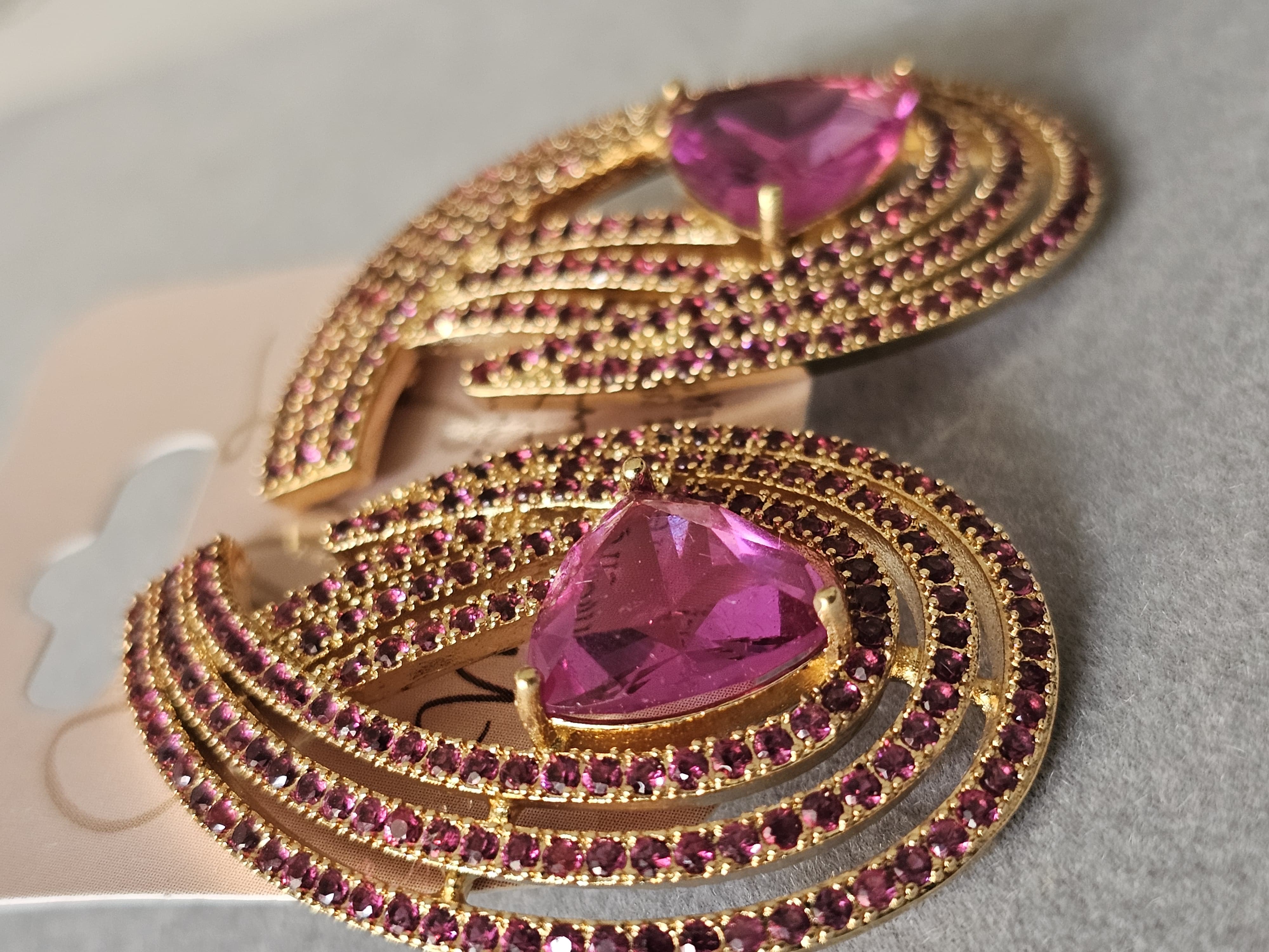 Brinco em forma de chama, com ametista e todo cravejado em quartzo negro, banhado a ouro 18k e com verniz antialérgico 🔥💜.