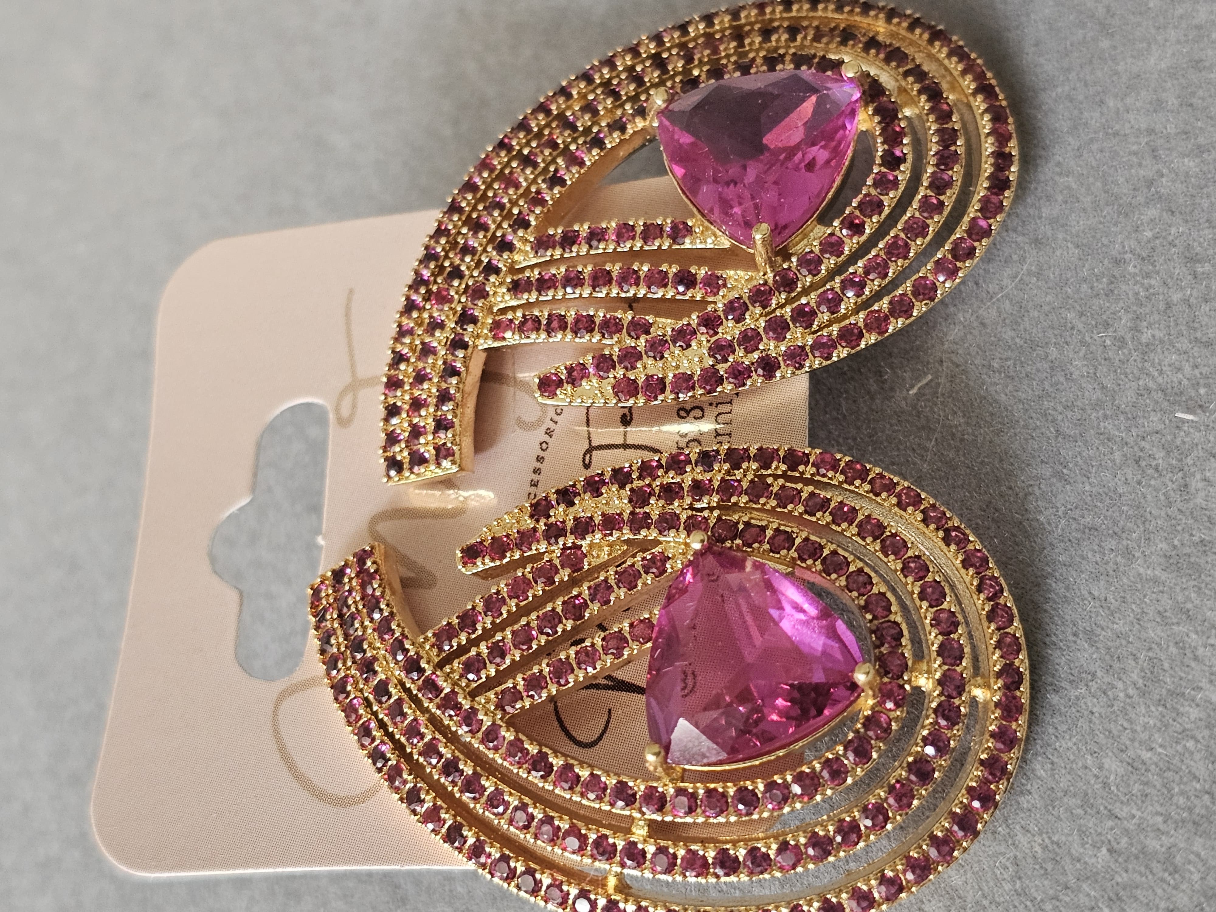 Brinco em forma de chama, com ametista e todo cravejado em quartzo negro, banhado a ouro 18k e com verniz antialérgico 🔥💜.