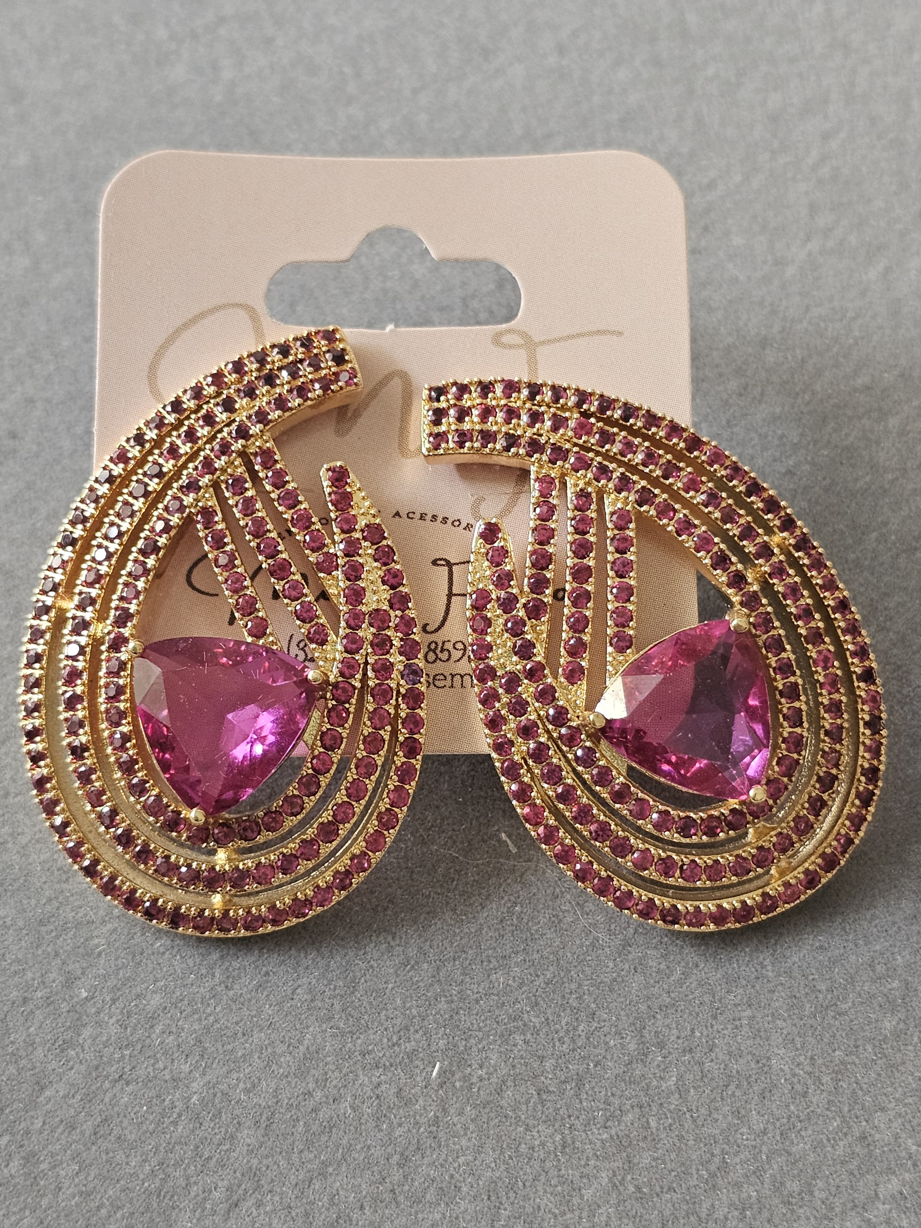 Brinco em forma de chama, com ametista e todo cravejado em quartzo negro, banhado a ouro 18k e com verniz antialérgico 🔥💜.