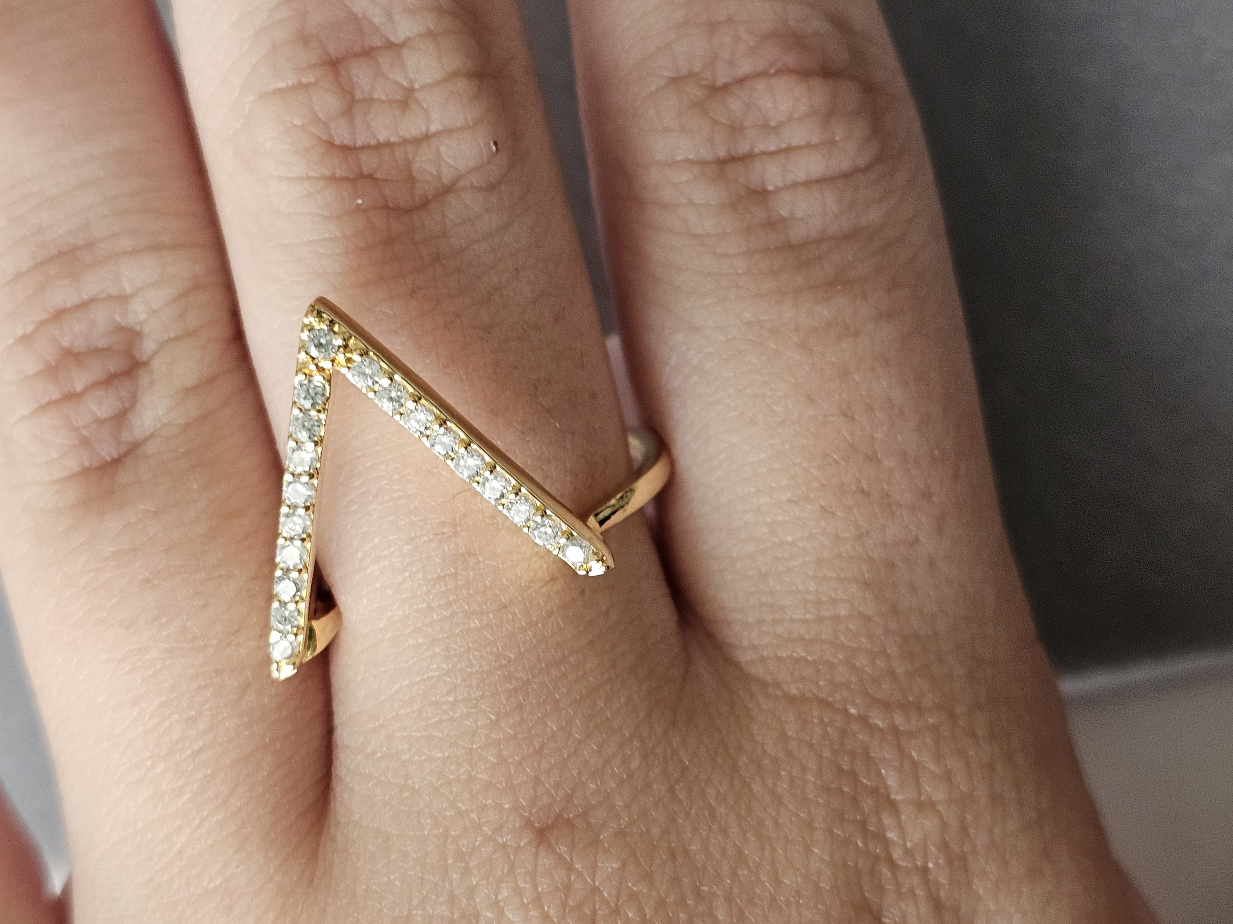 Anel cravejado em zircônia com design em "V", banhado a ouro 18k e com verniz antialérgico ✨💎.