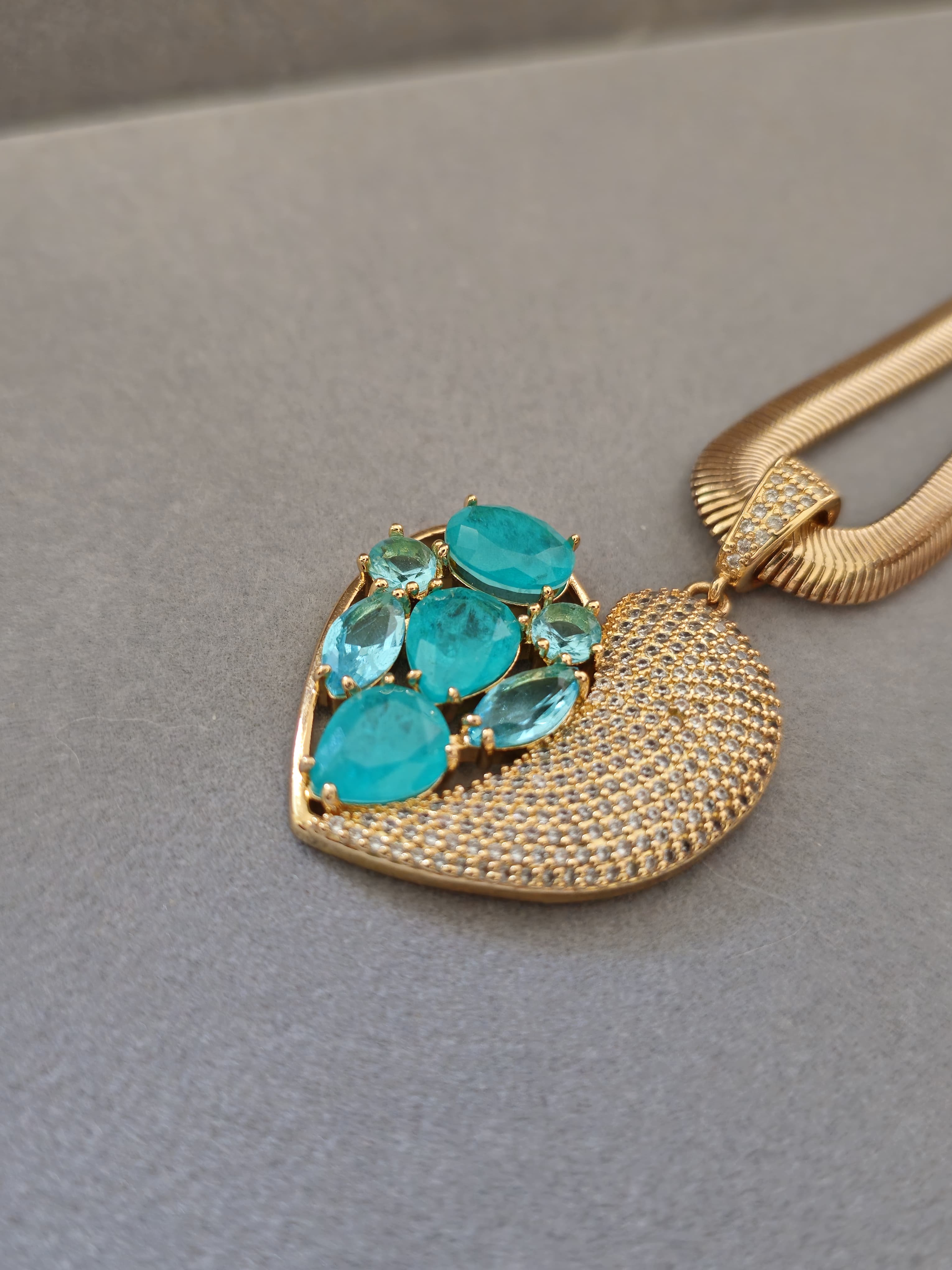 Colar Coração Cravejado: Brilho e Amor em Cada Detalhe ✨