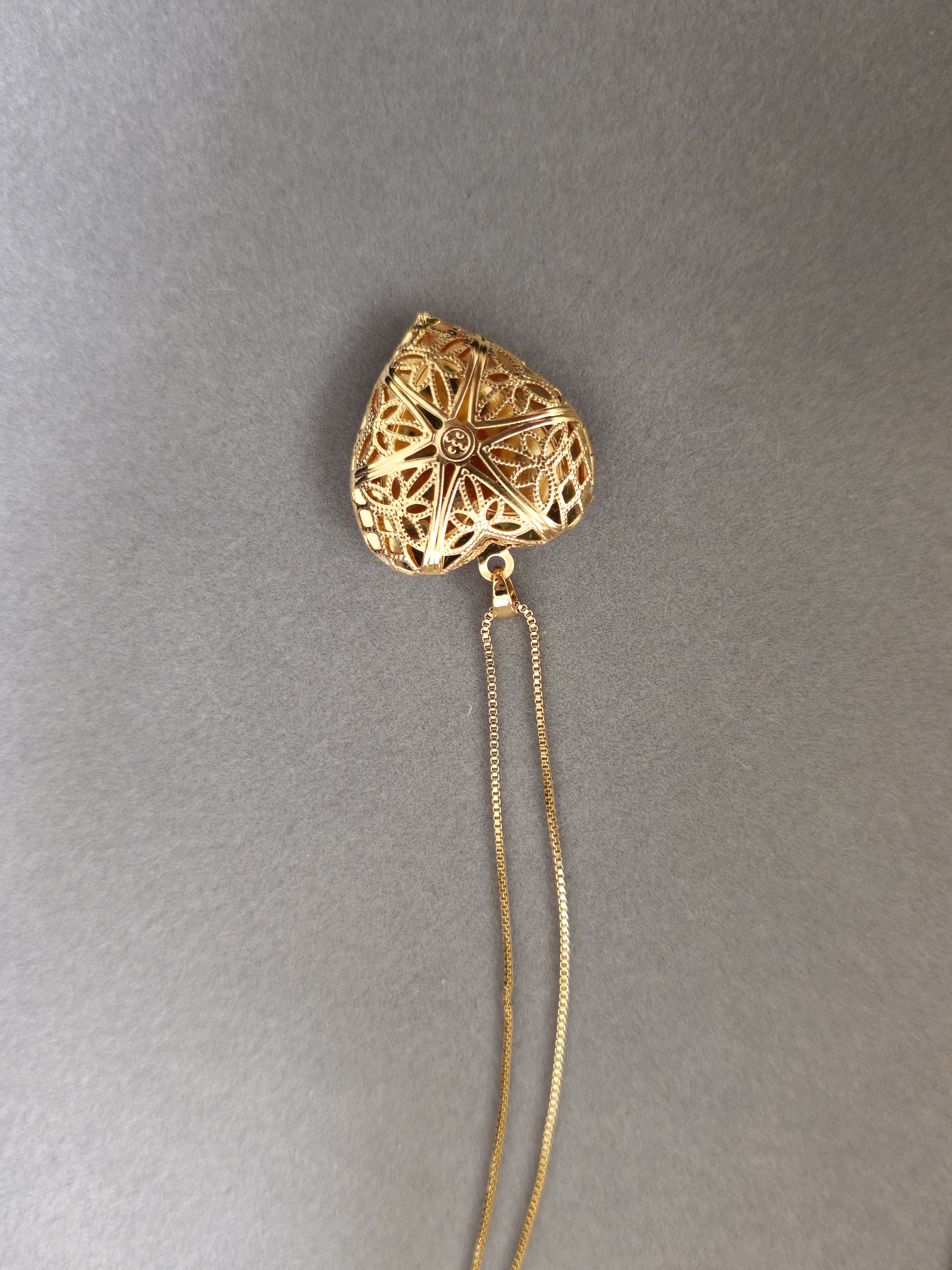 Relicário Coração Banhado a Ouro: Amor e Memórias Sempre Perto de Você ✨