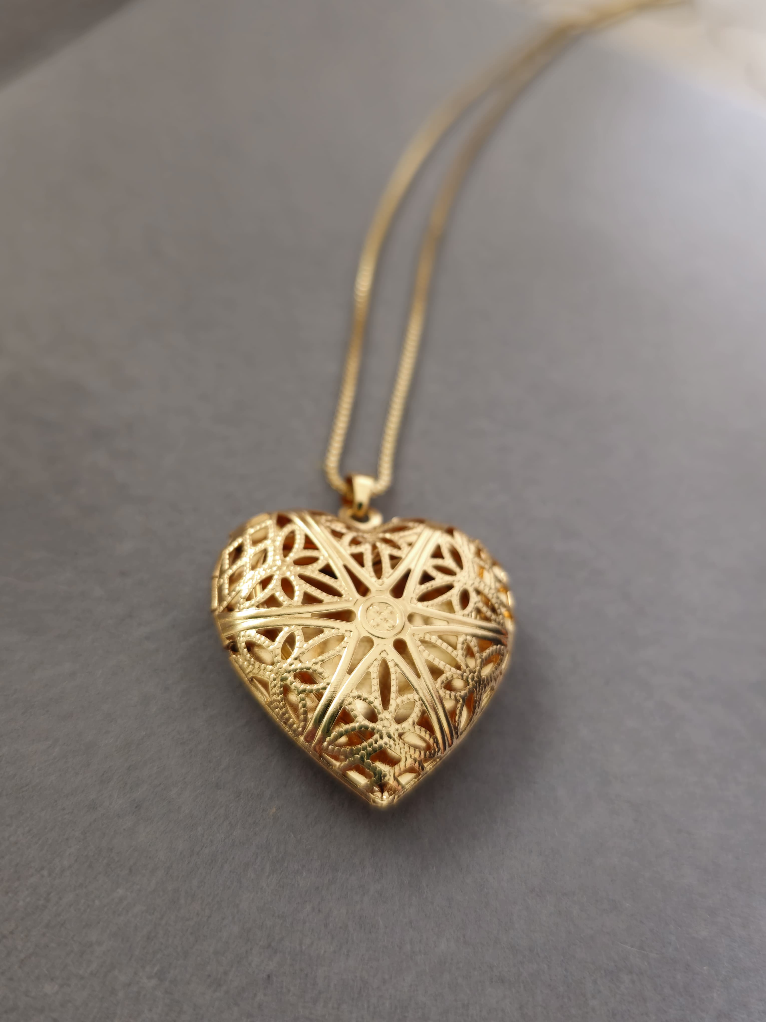 Relicário Coração Banhado a Ouro: Amor e Memórias Sempre Perto de Você ✨