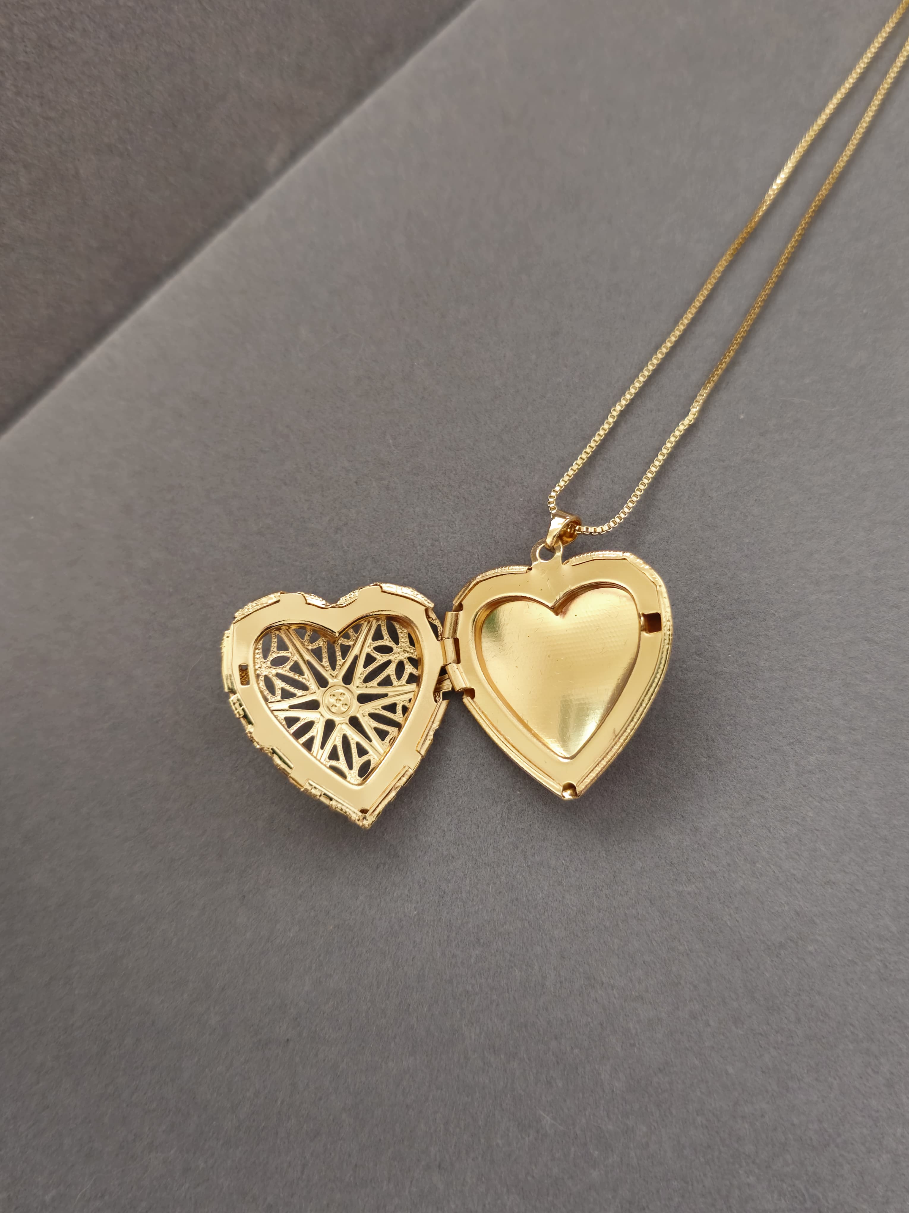 Relicário Coração Banhado a Ouro: Amor e Memórias Sempre Perto de Você ✨