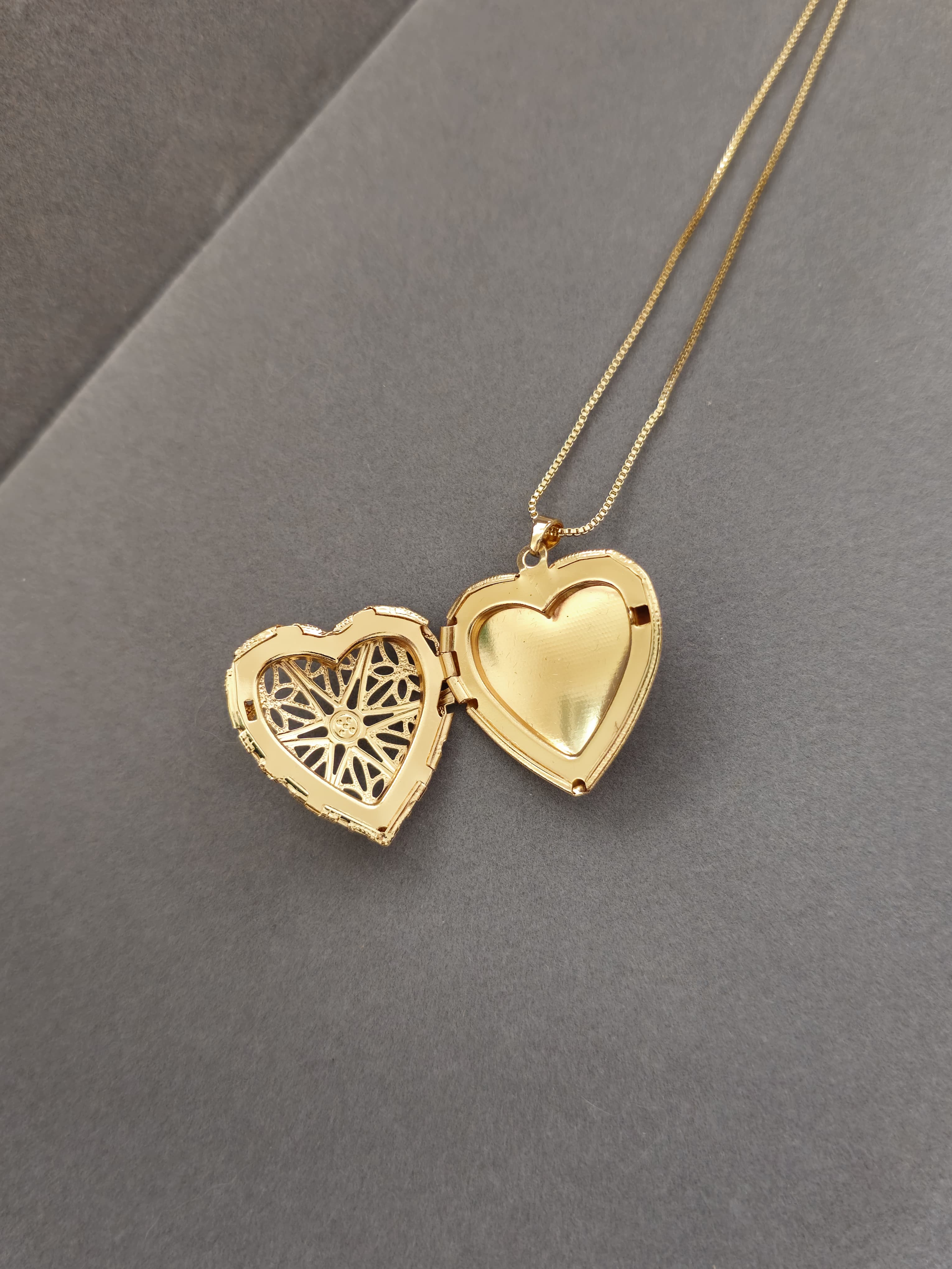 Relicário Coração Banhado a Ouro: Amor e Memórias Sempre Perto de Você ✨