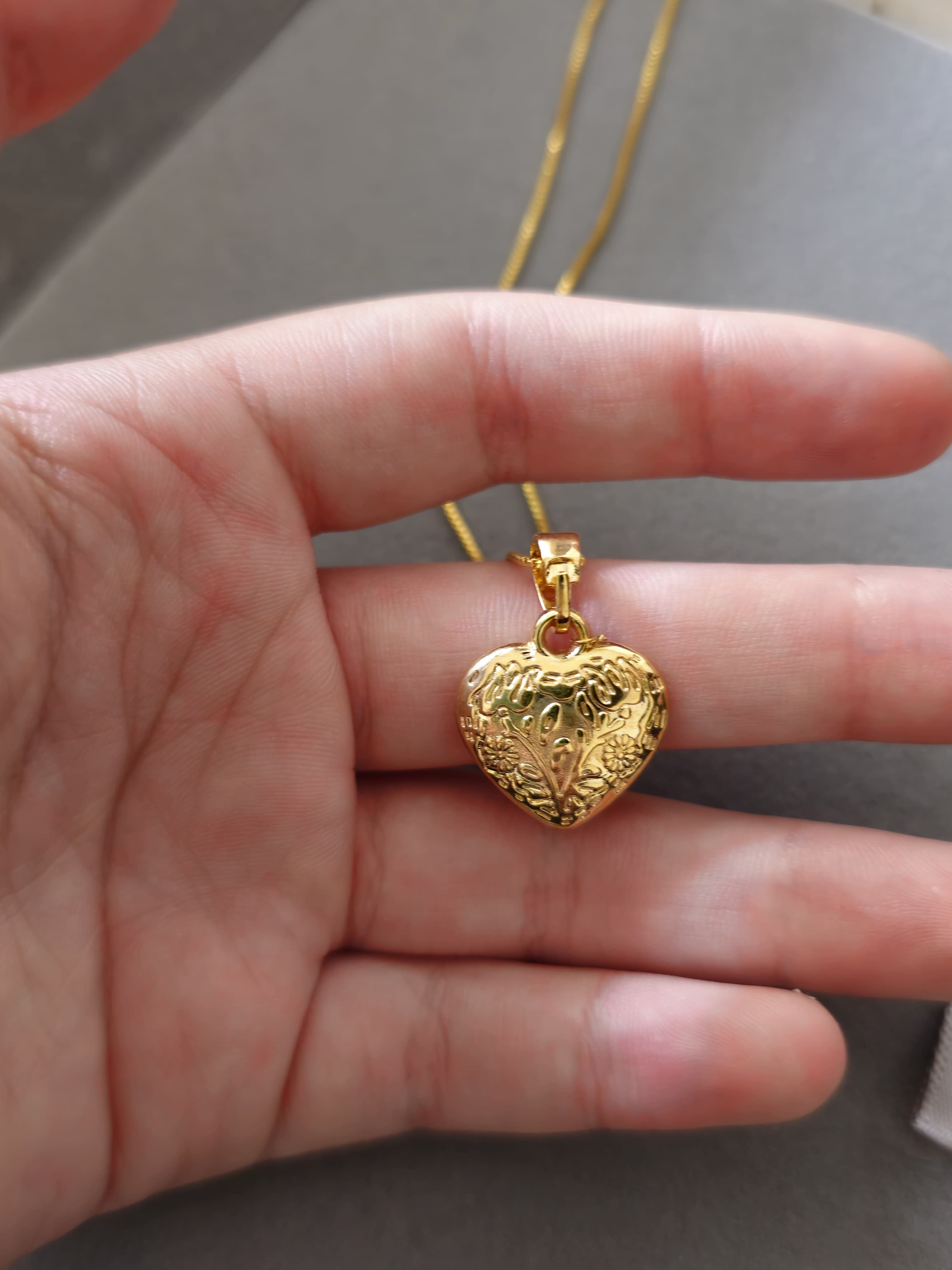 Relicário Coração Banhado a Ouro: Amor e Memórias Sempre Perto de Você ✨