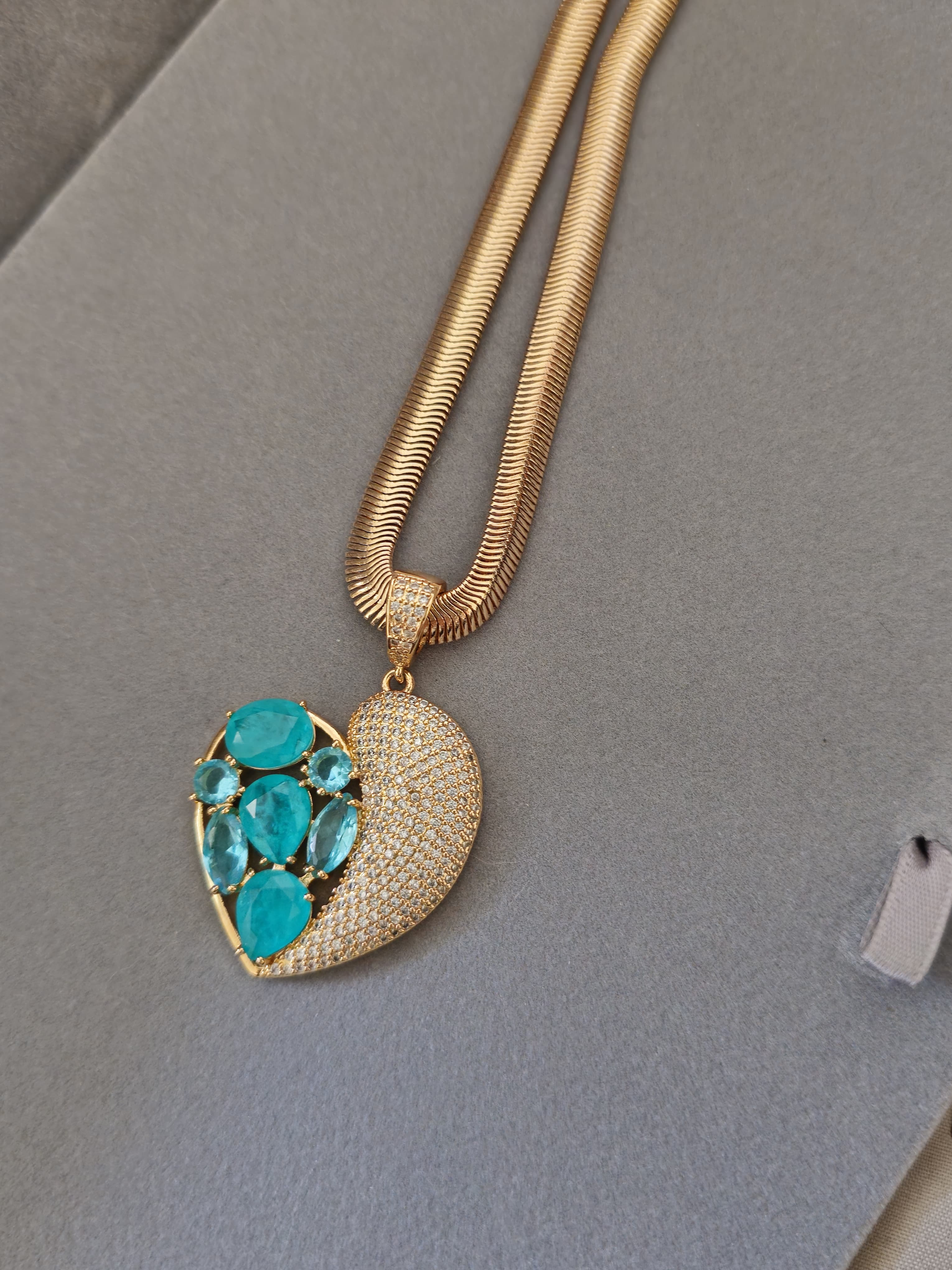 Colar Coração Cravejado: Brilho e Amor em Cada Detalhe ✨