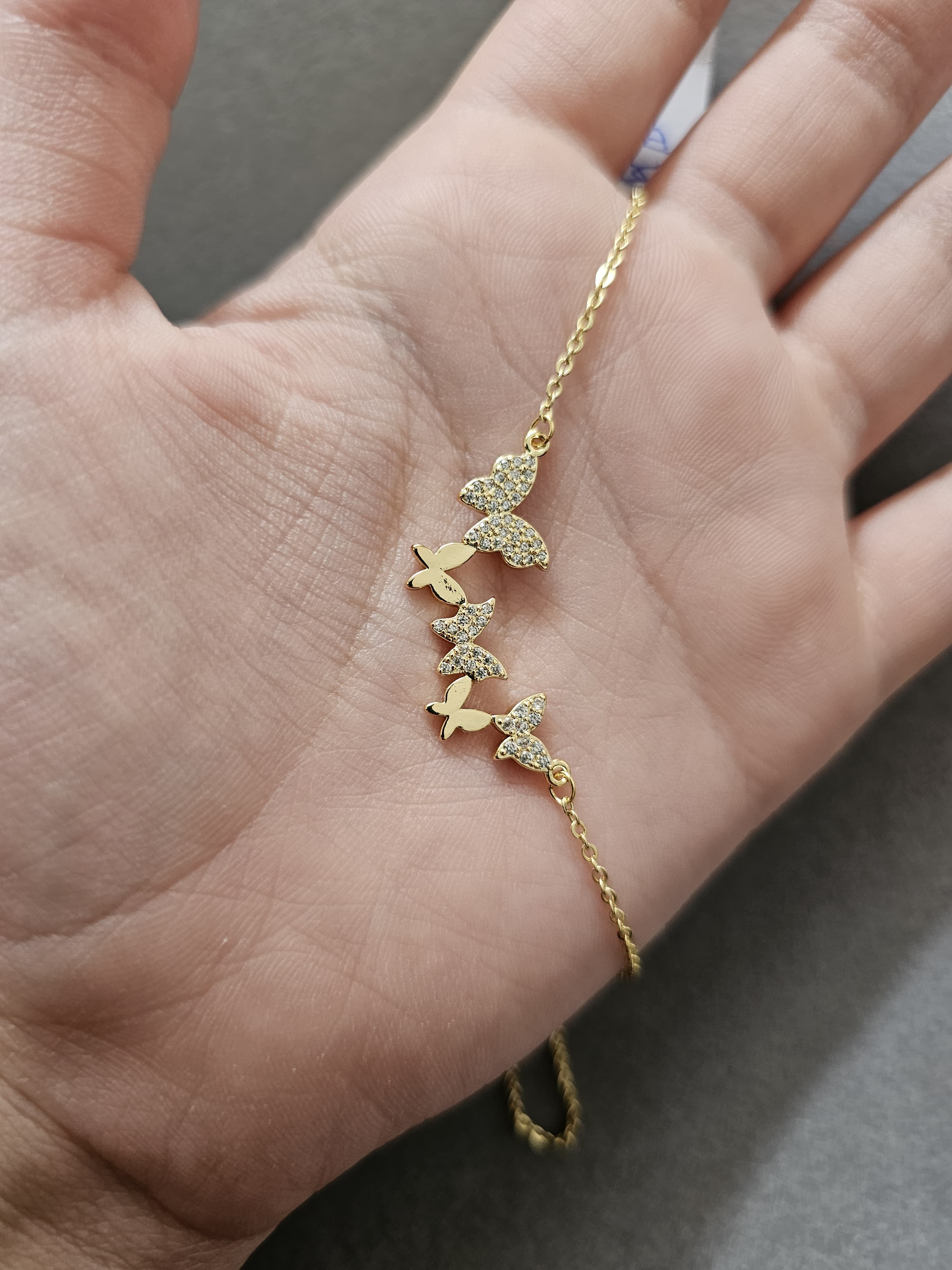 Colar de borboleta cravejado em zircônia, banhado a ouro 18k e com verniz antialérgico 🦋✨.