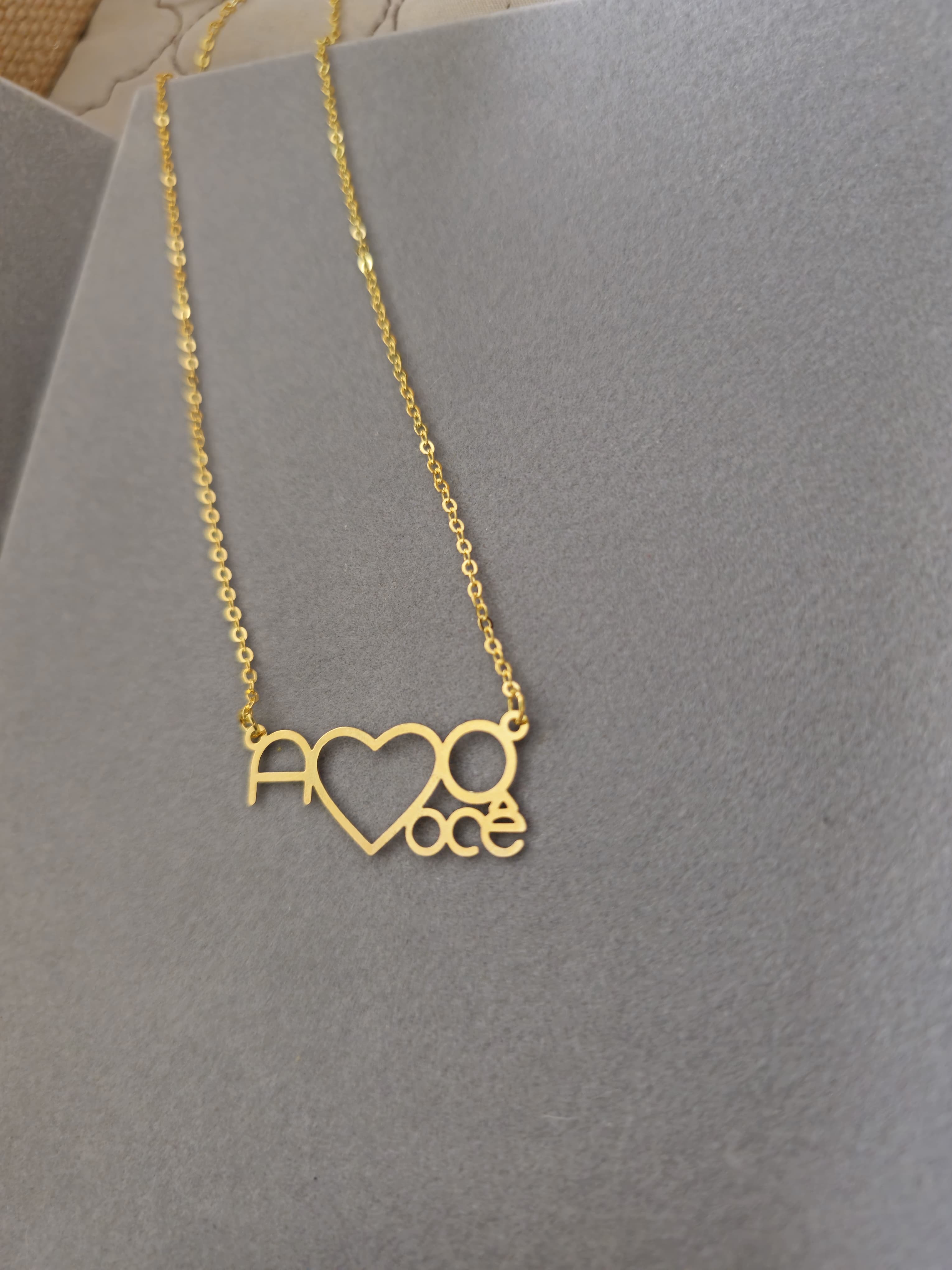 Colar “Amo Você” com Pingente Vazado em Coração – Banhado a Ouro 18K