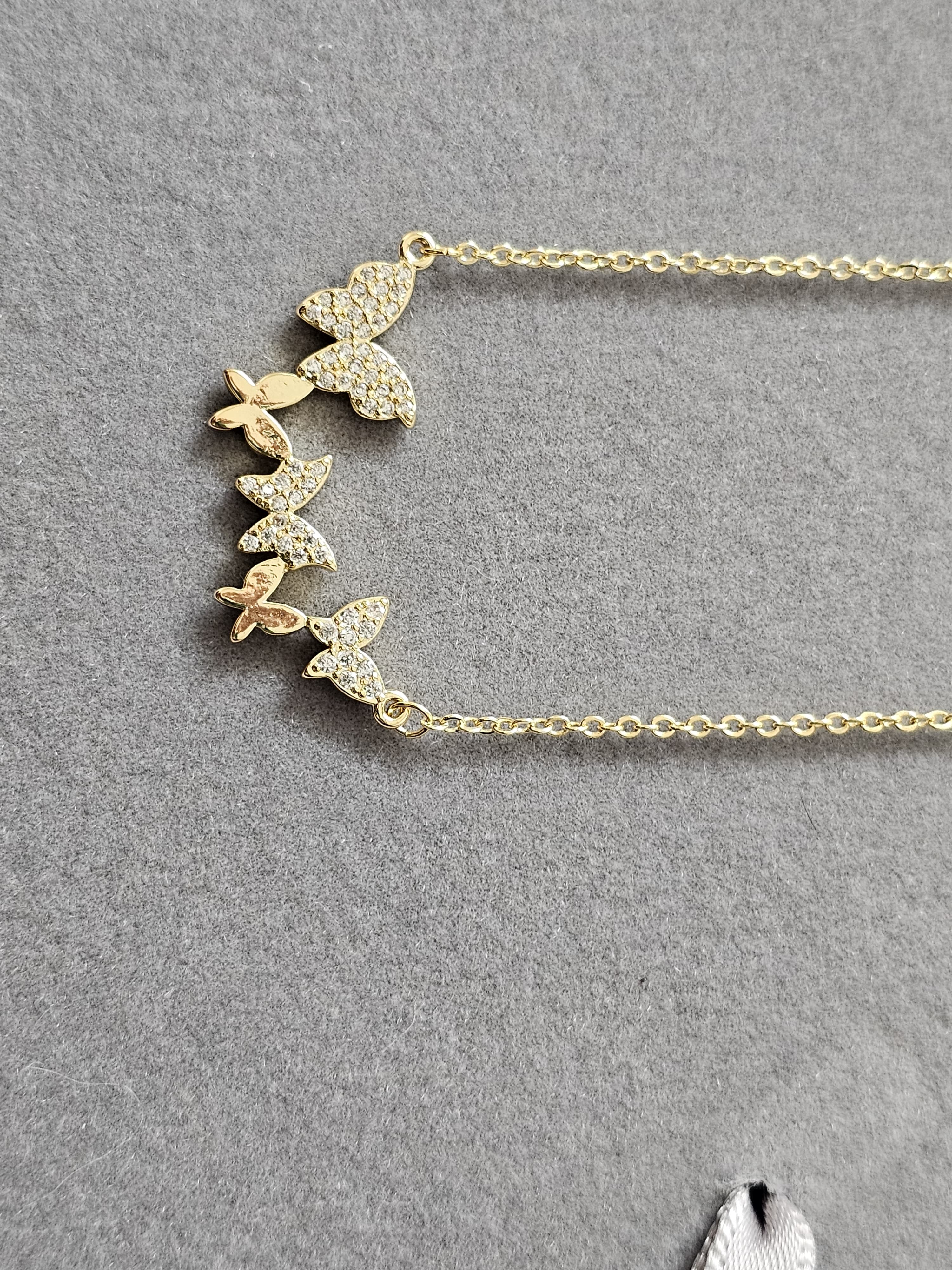 Colar de borboleta cravejado em zircônia, banhado a ouro 18k e com verniz antialérgico 🦋✨.