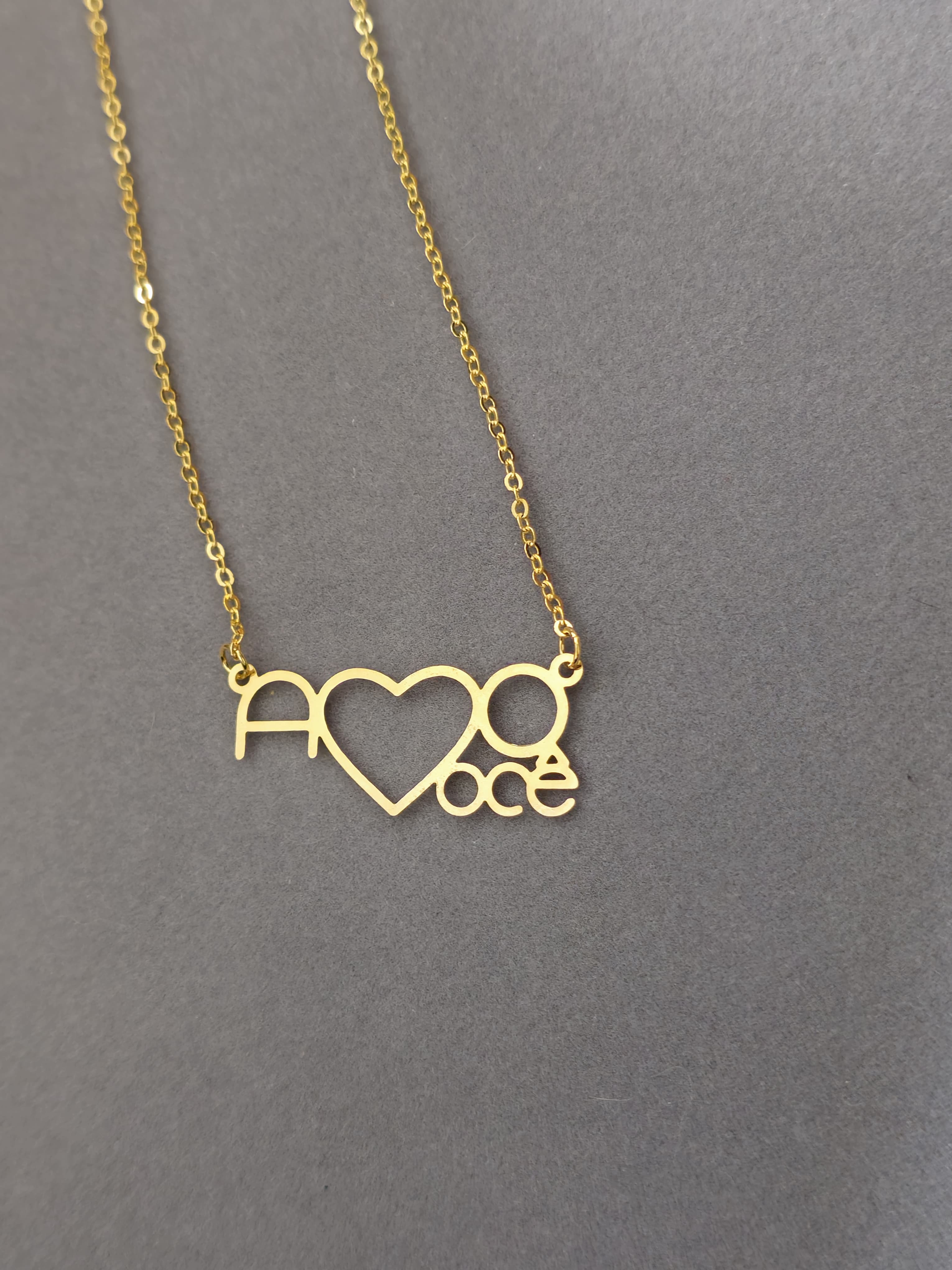 Colar “Amo Você” com Pingente Vazado em Coração – Banhado a Ouro 18K