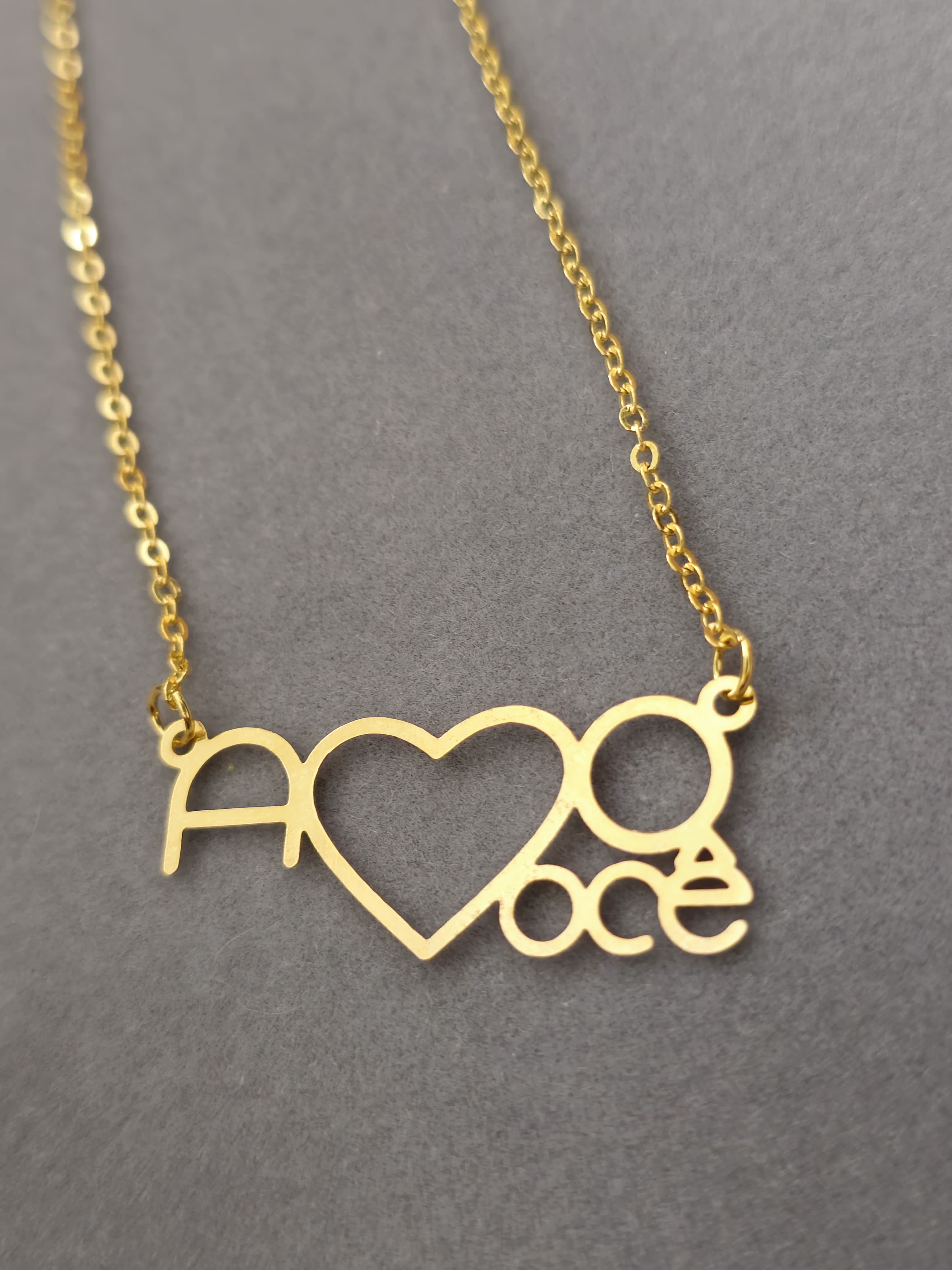 Colar “Amo Você” com Pingente Vazado em Coração – Banhado a Ouro 18K