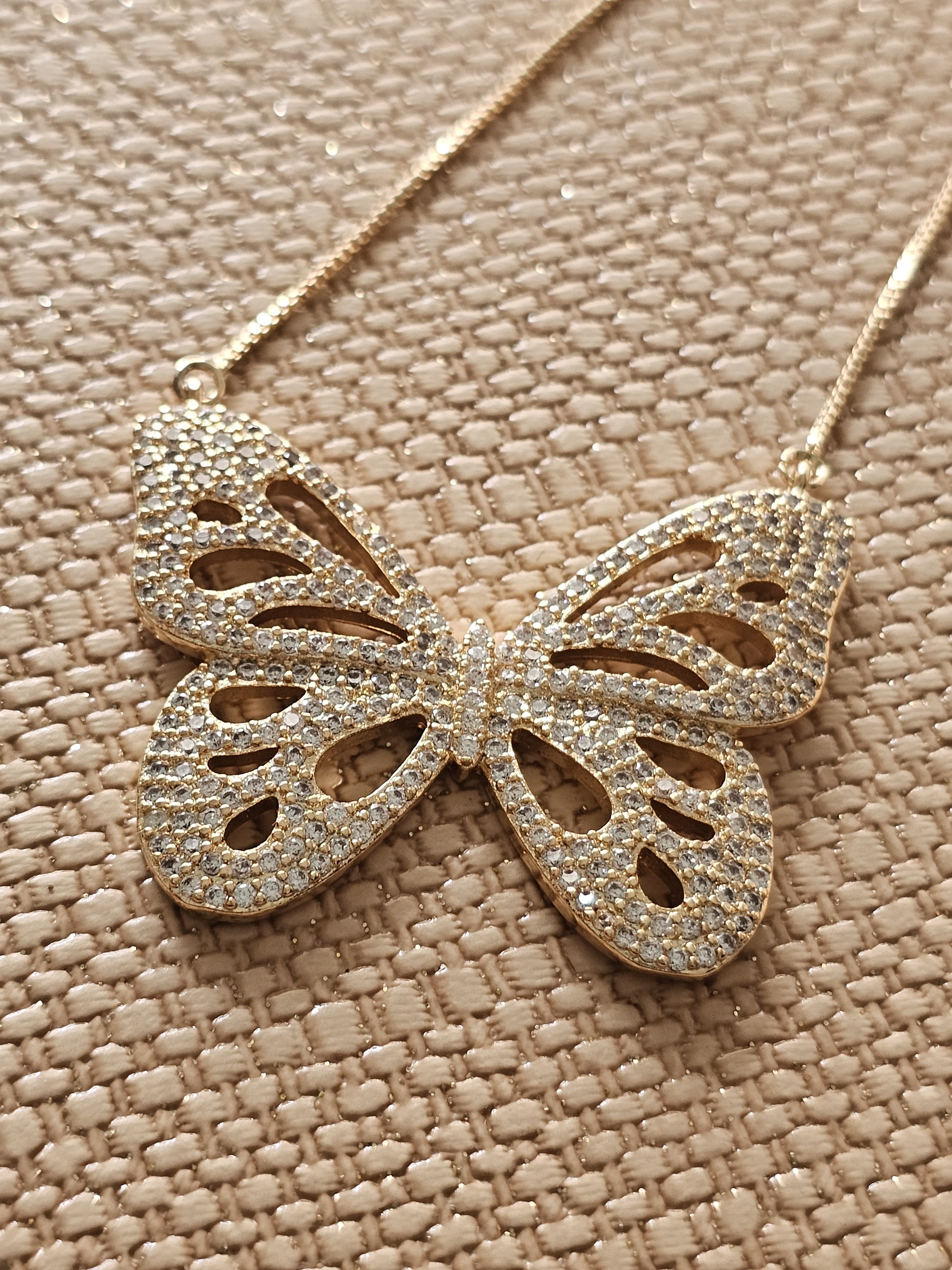 Colar de borboleta em zircônia, banhado a ouro 18k e com verniz antialérgico 🦋✨.
