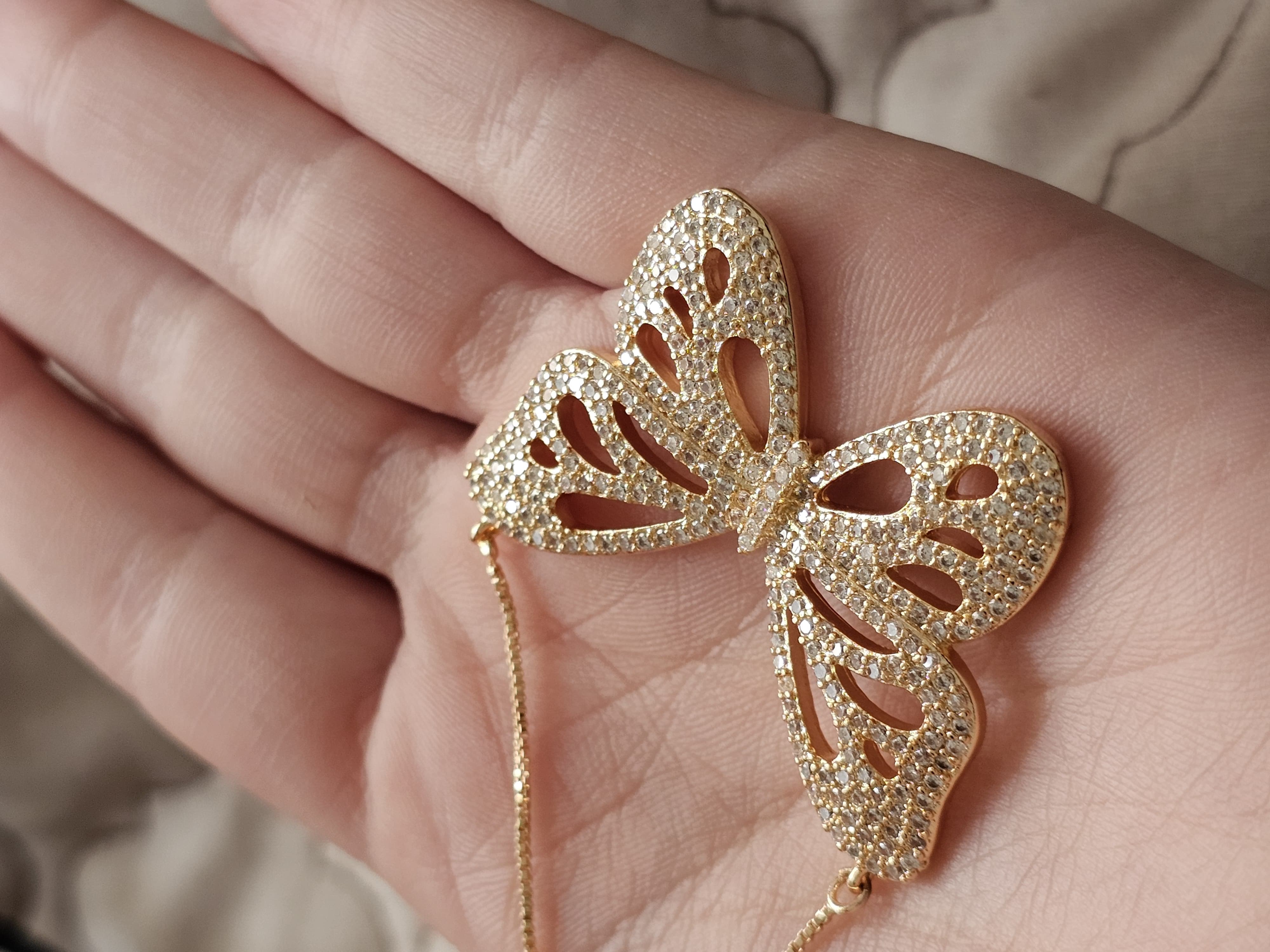 Colar de borboleta em zircônia, banhado a ouro 18k e com verniz antialérgico 🦋✨.