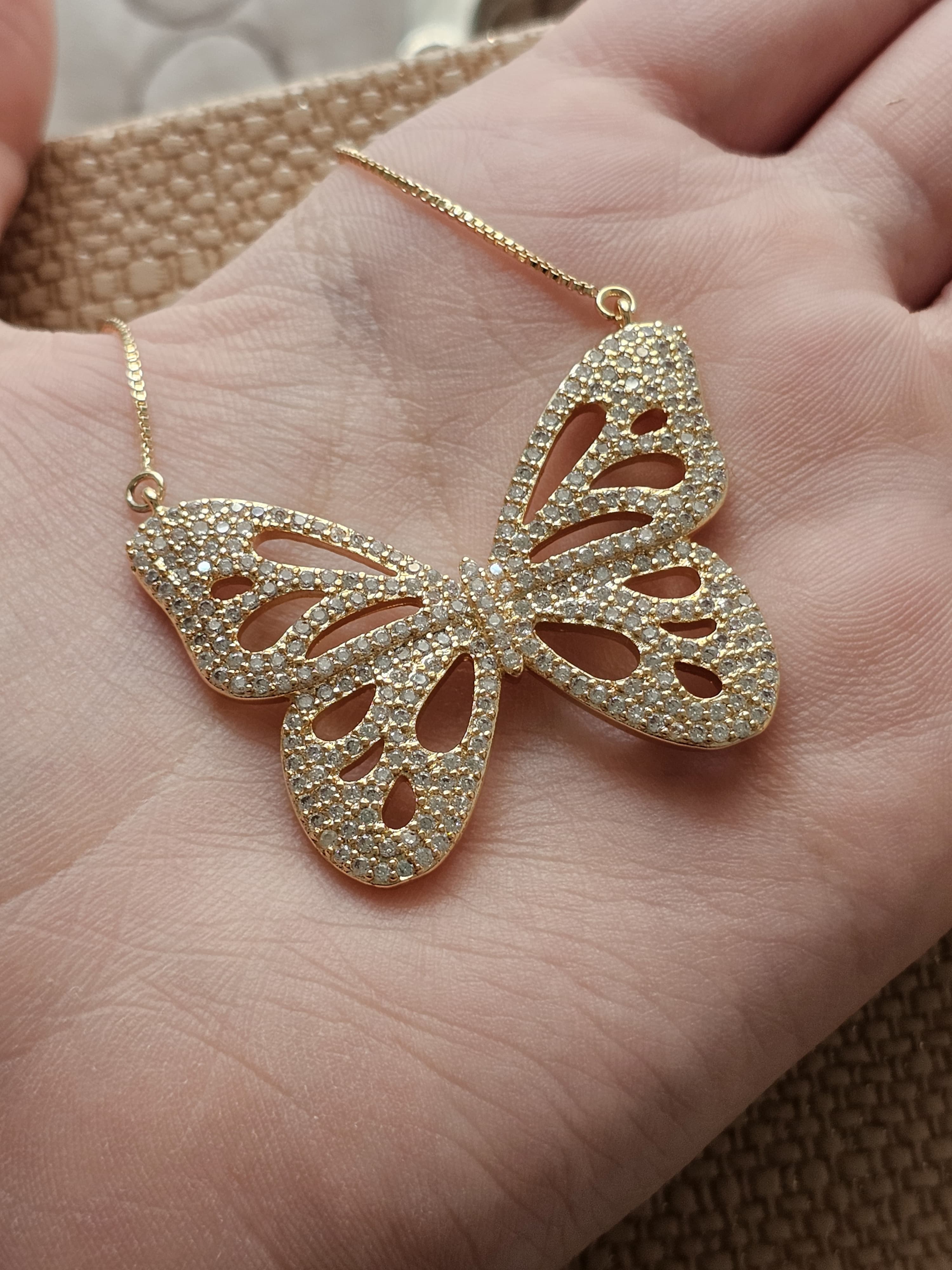 Colar de borboleta em zircônia, banhado a ouro 18k e com verniz antialérgico 🦋✨.