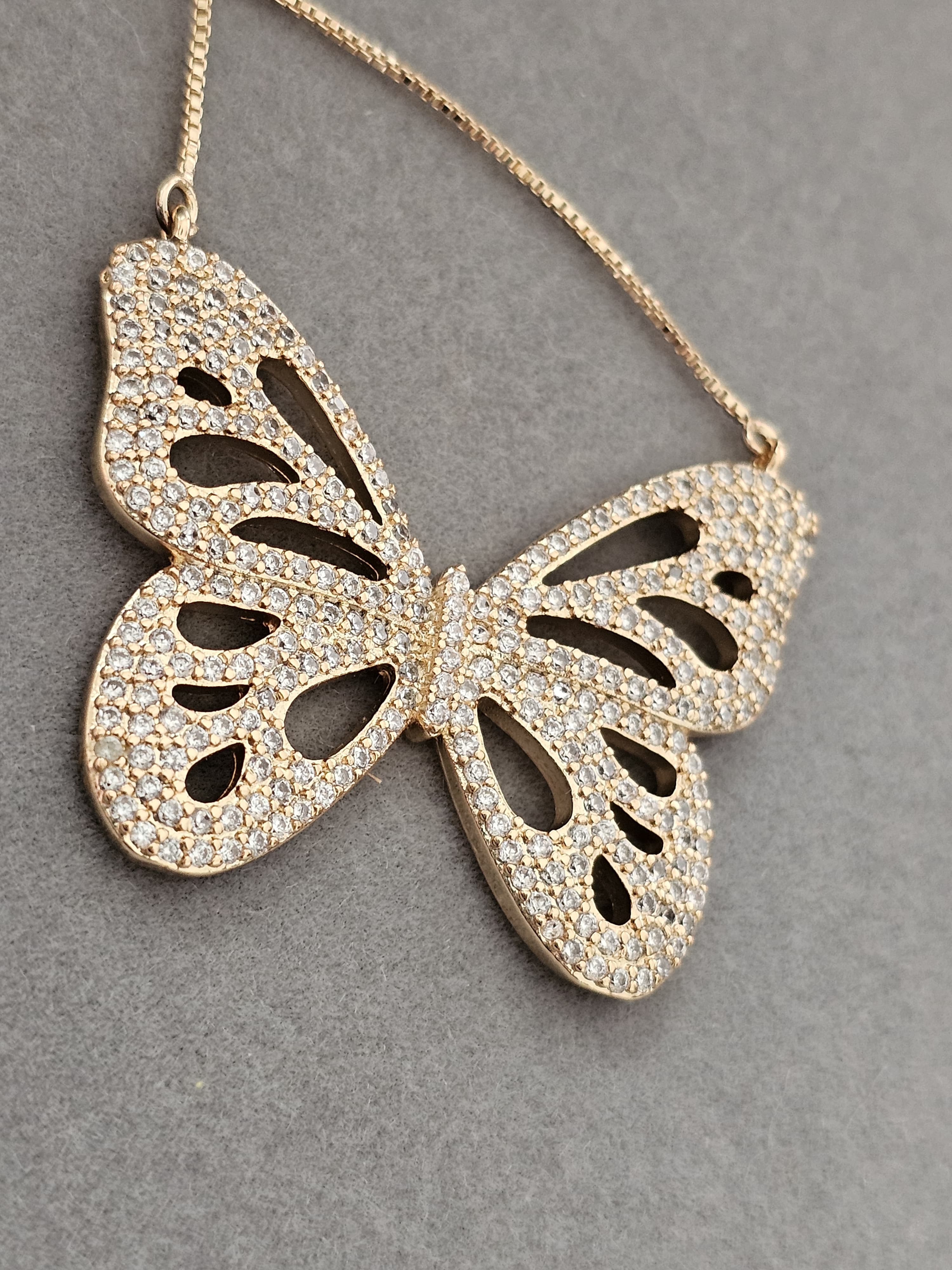 Colar de borboleta em zircônia, banhado a ouro 18k e com verniz antialérgico 🦋✨.