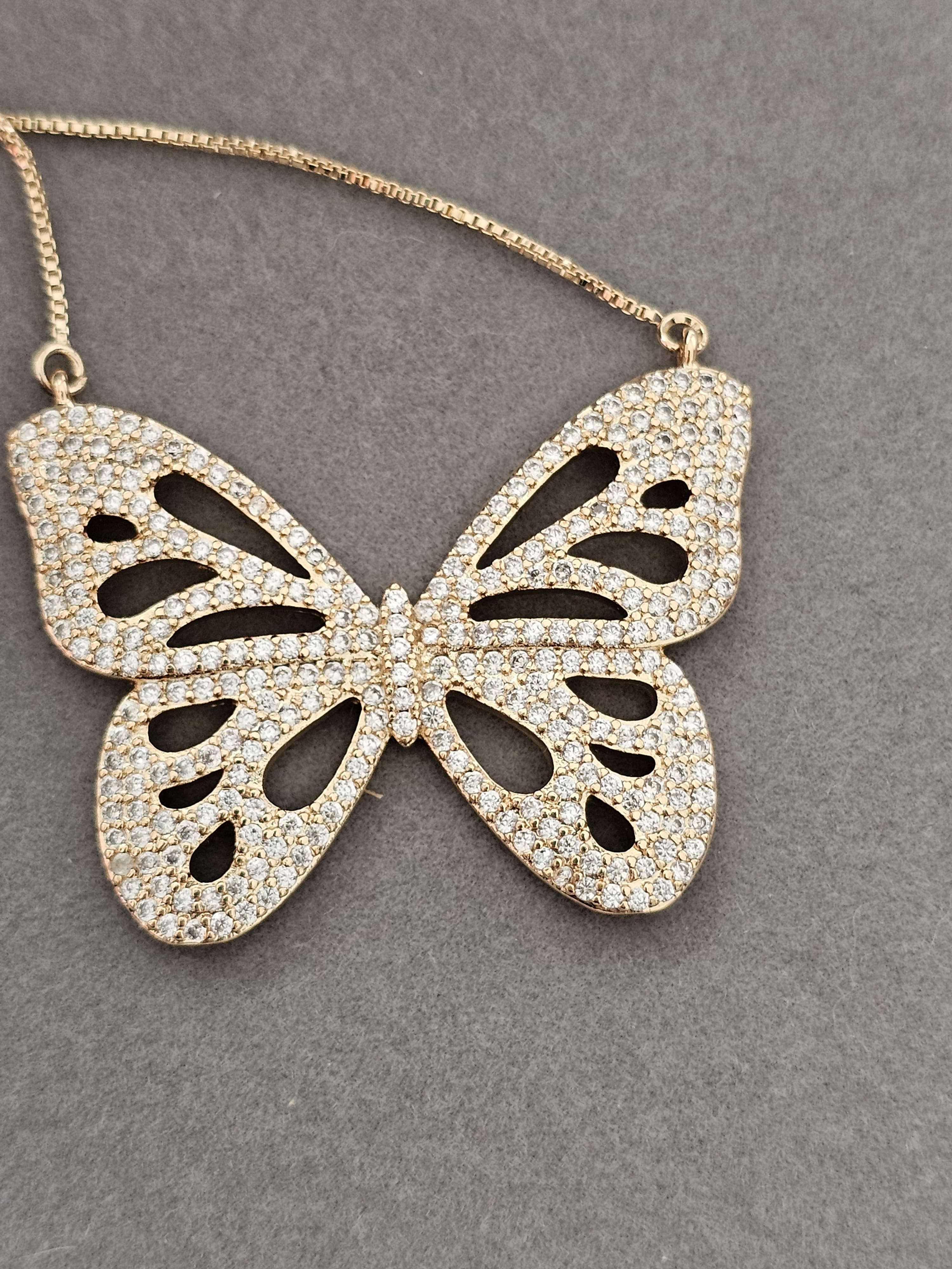 Colar de borboleta em zircônia, banhado a ouro 18k e com verniz antialérgico 🦋✨.