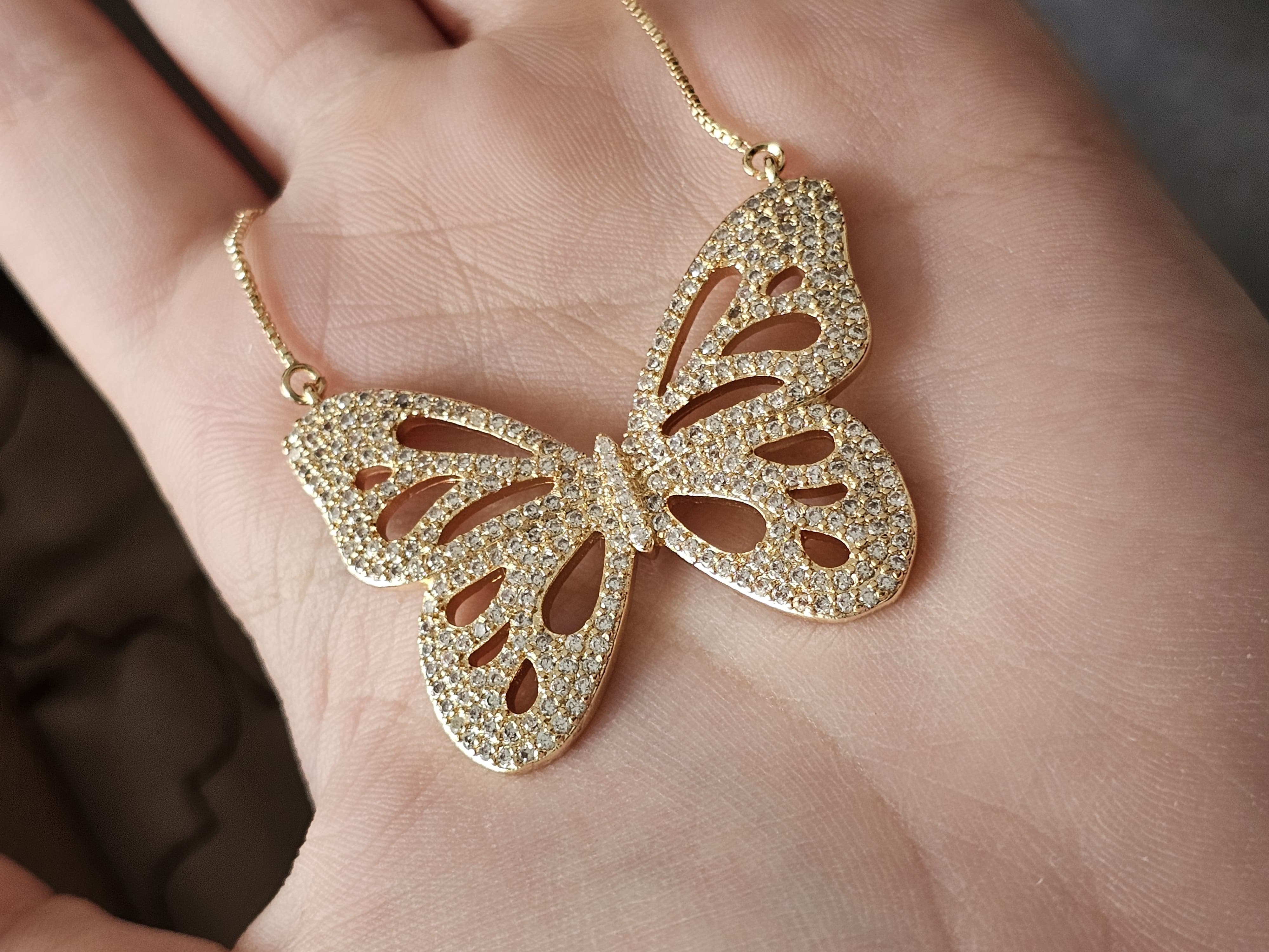 Colar de borboleta em zircônia, banhado a ouro 18k e com verniz antialérgico 🦋✨.