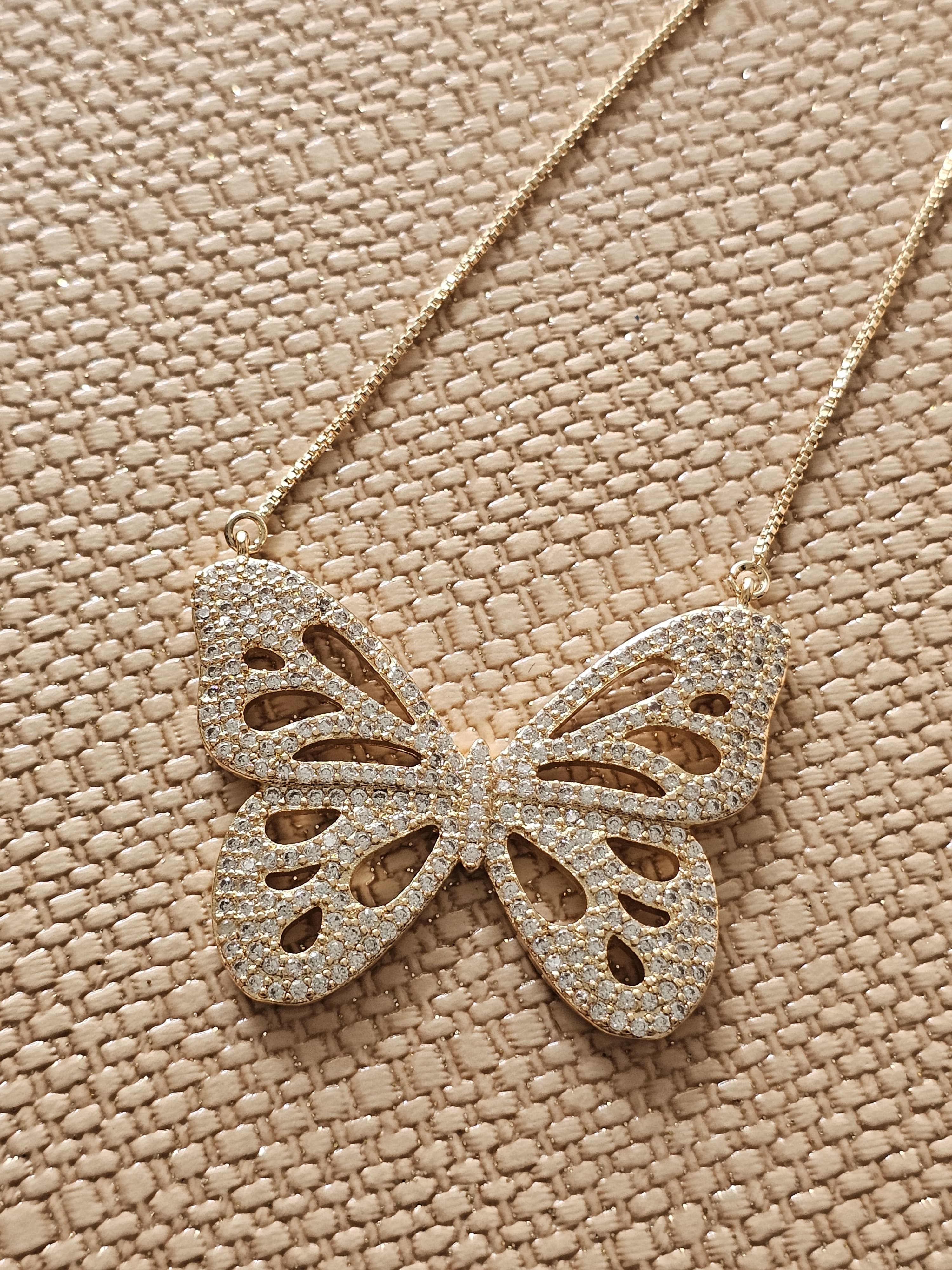 Colar de borboleta em zircônia, banhado a ouro 18k e com verniz antialérgico 🦋✨.