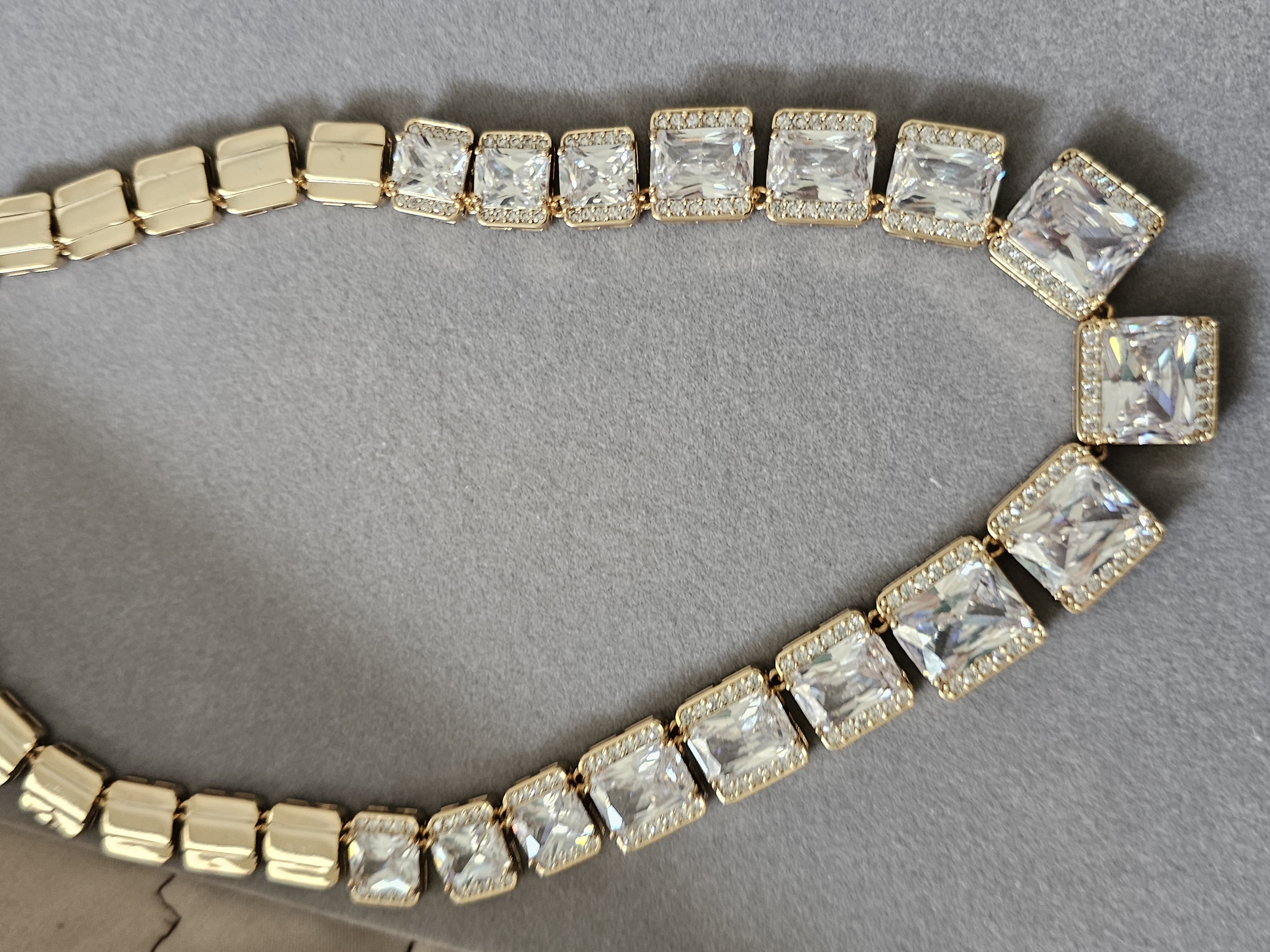 Conjunto de zircônia maciça, banhada a ouro 18k e com verniz antialérgico ✨💎.