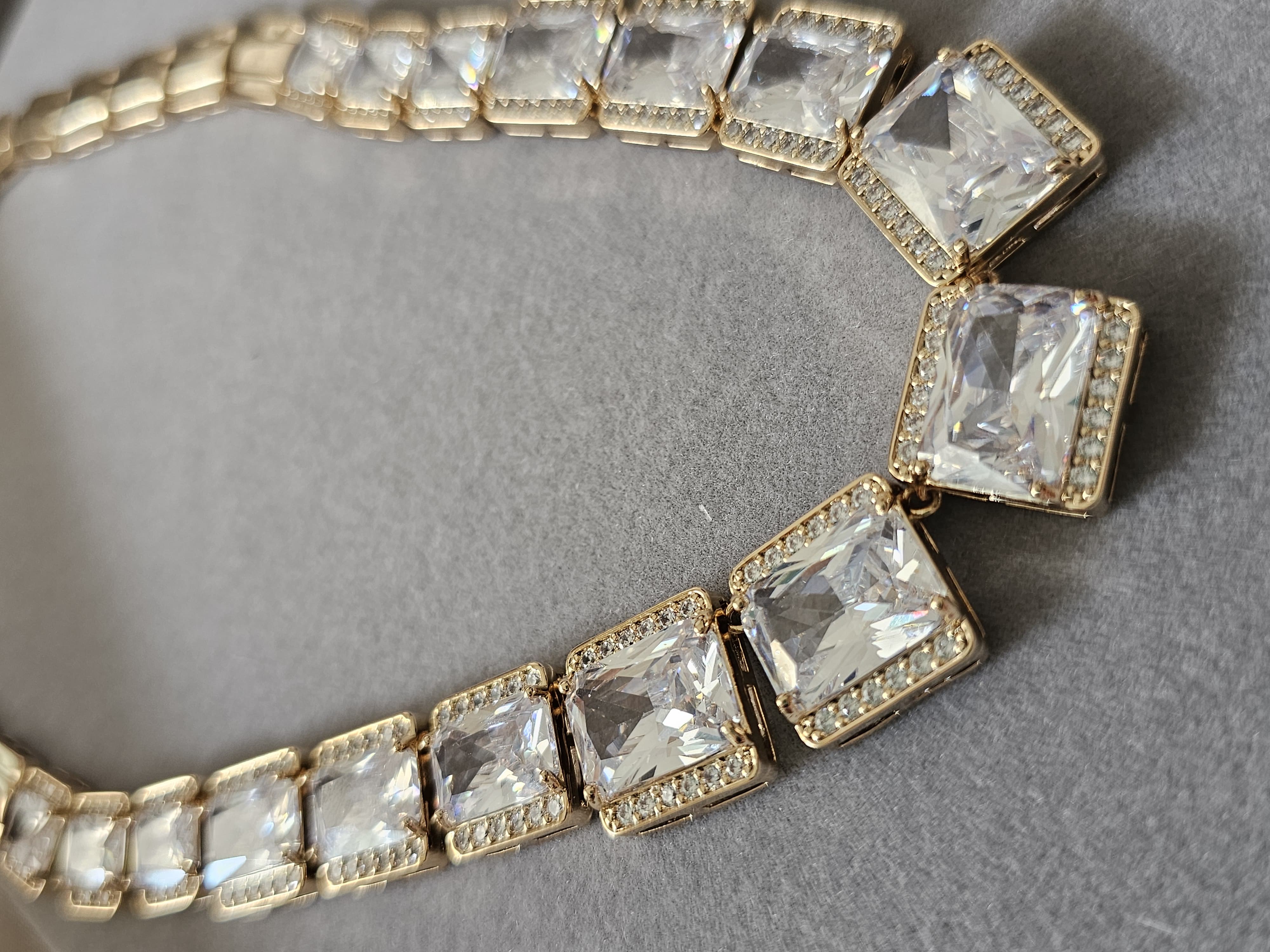 Conjunto de zircônia maciça, banhada a ouro 18k e com verniz antialérgico ✨💎.