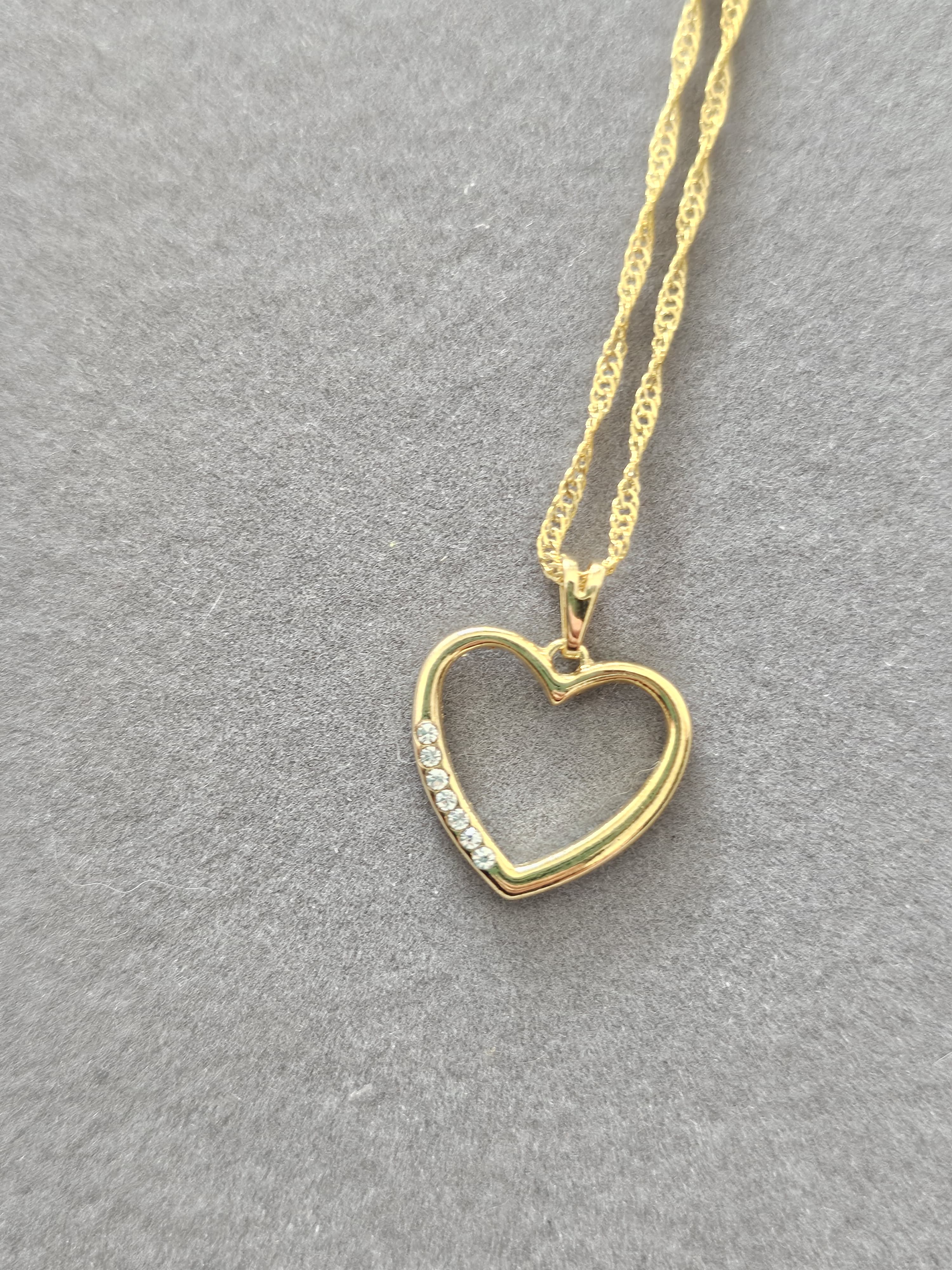 Colar Coração Vazado com Zircônias – Banhado a Ouro 18K