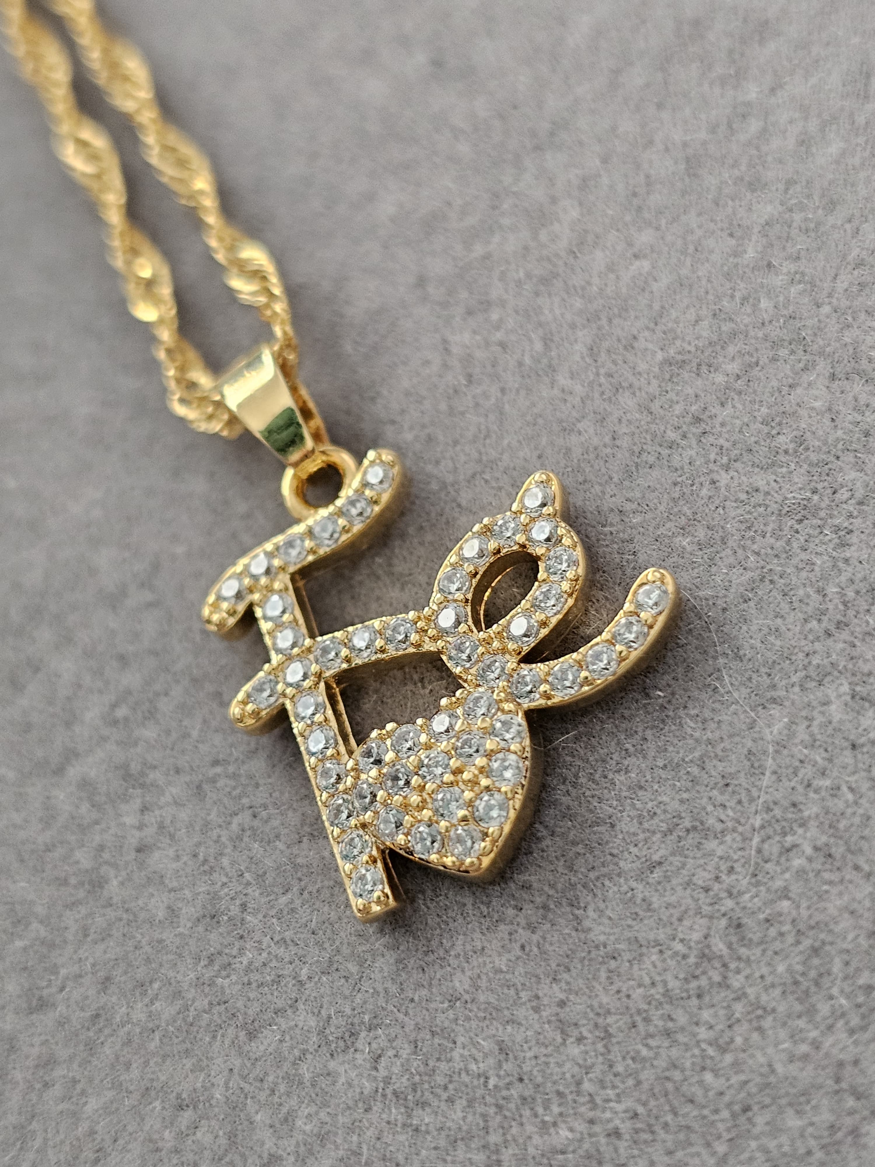 Colar Pingente Gato com Coração Cravejado – Banhado a Ouro 18K