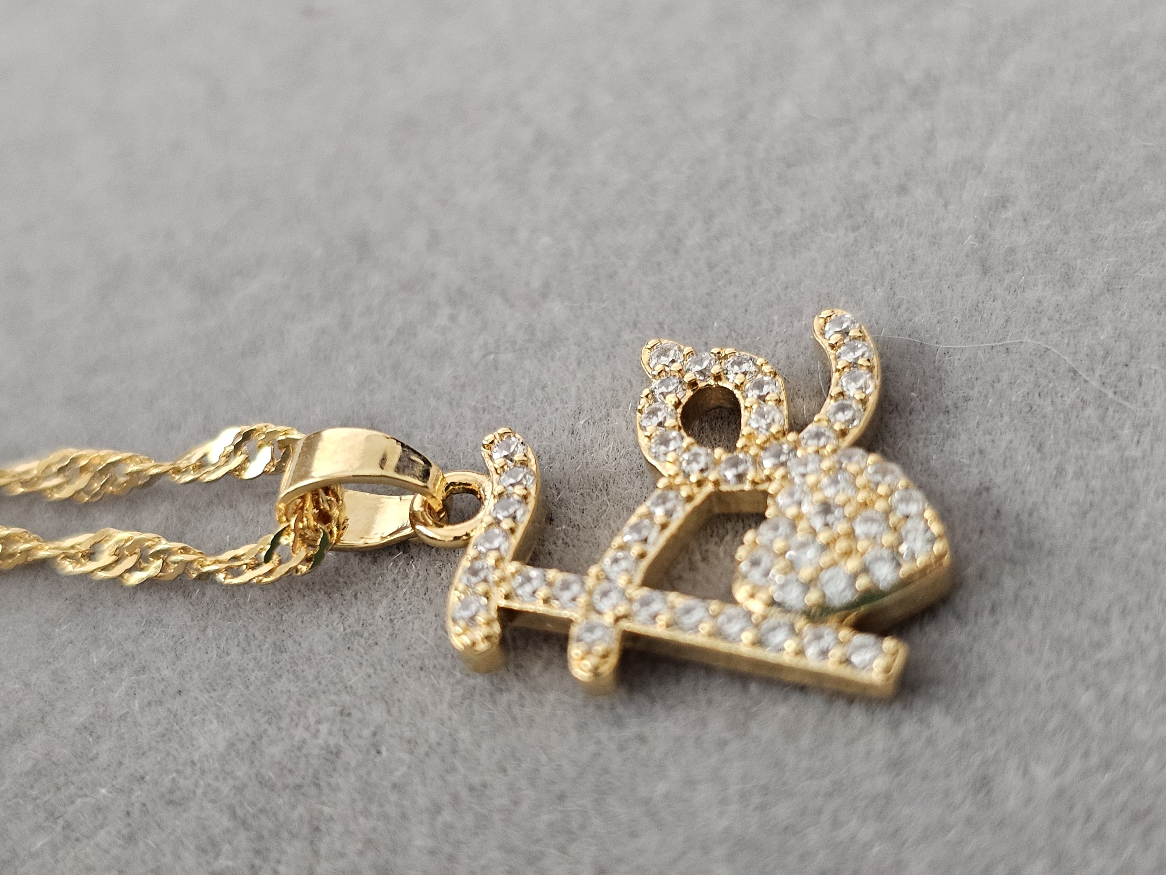 Colar Pingente Gato com Coração Cravejado – Banhado a Ouro 18K