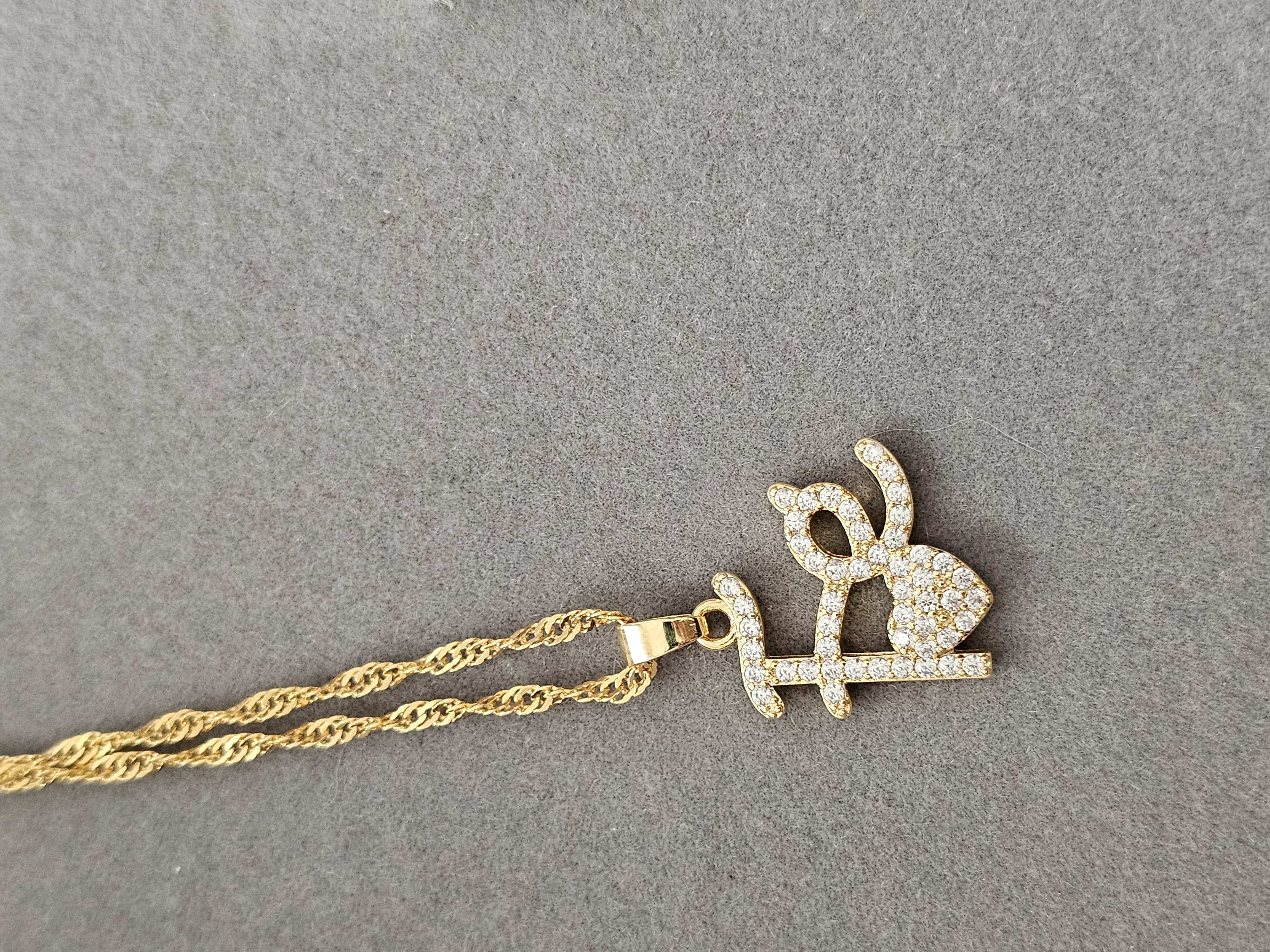 Colar Pingente Gato com Coração Cravejado – Banhado a Ouro 18K