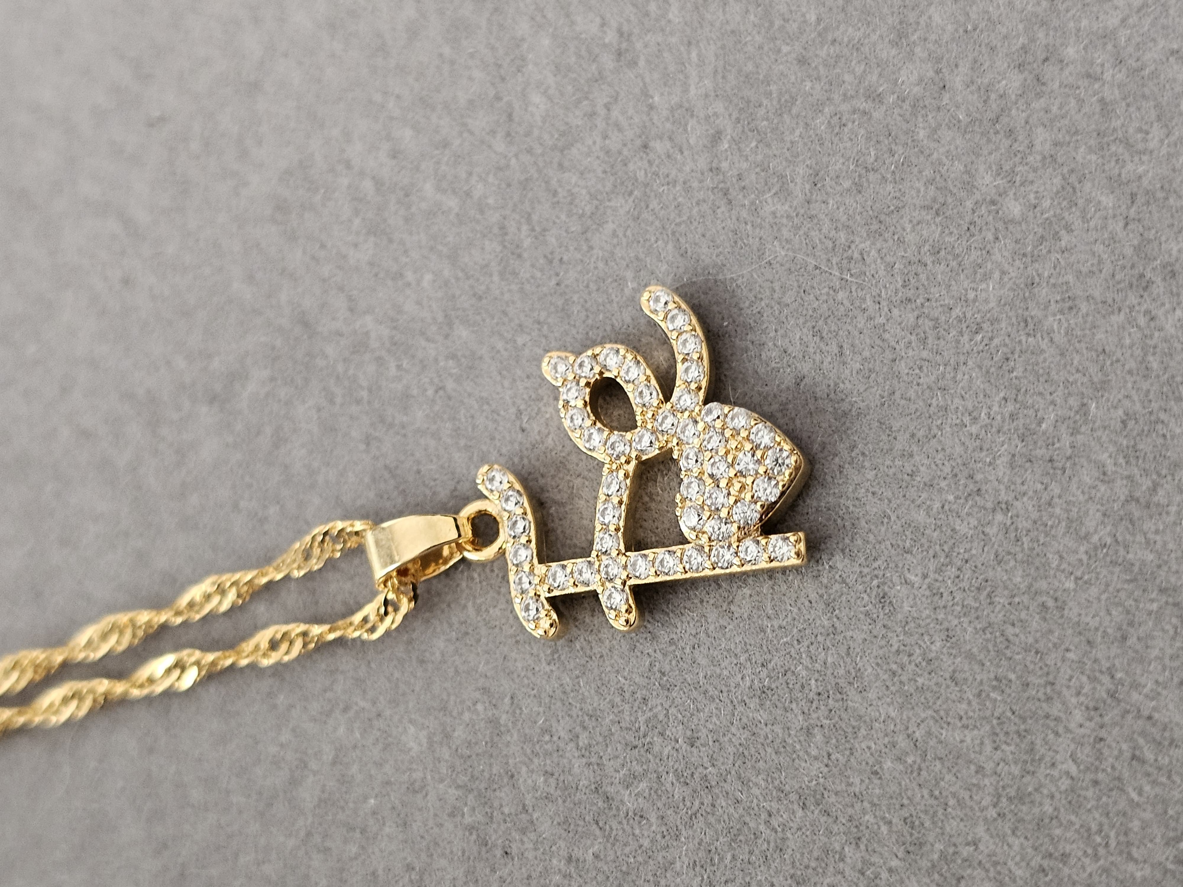 Colar Pingente Gato com Coração Cravejado – Banhado a Ouro 18K