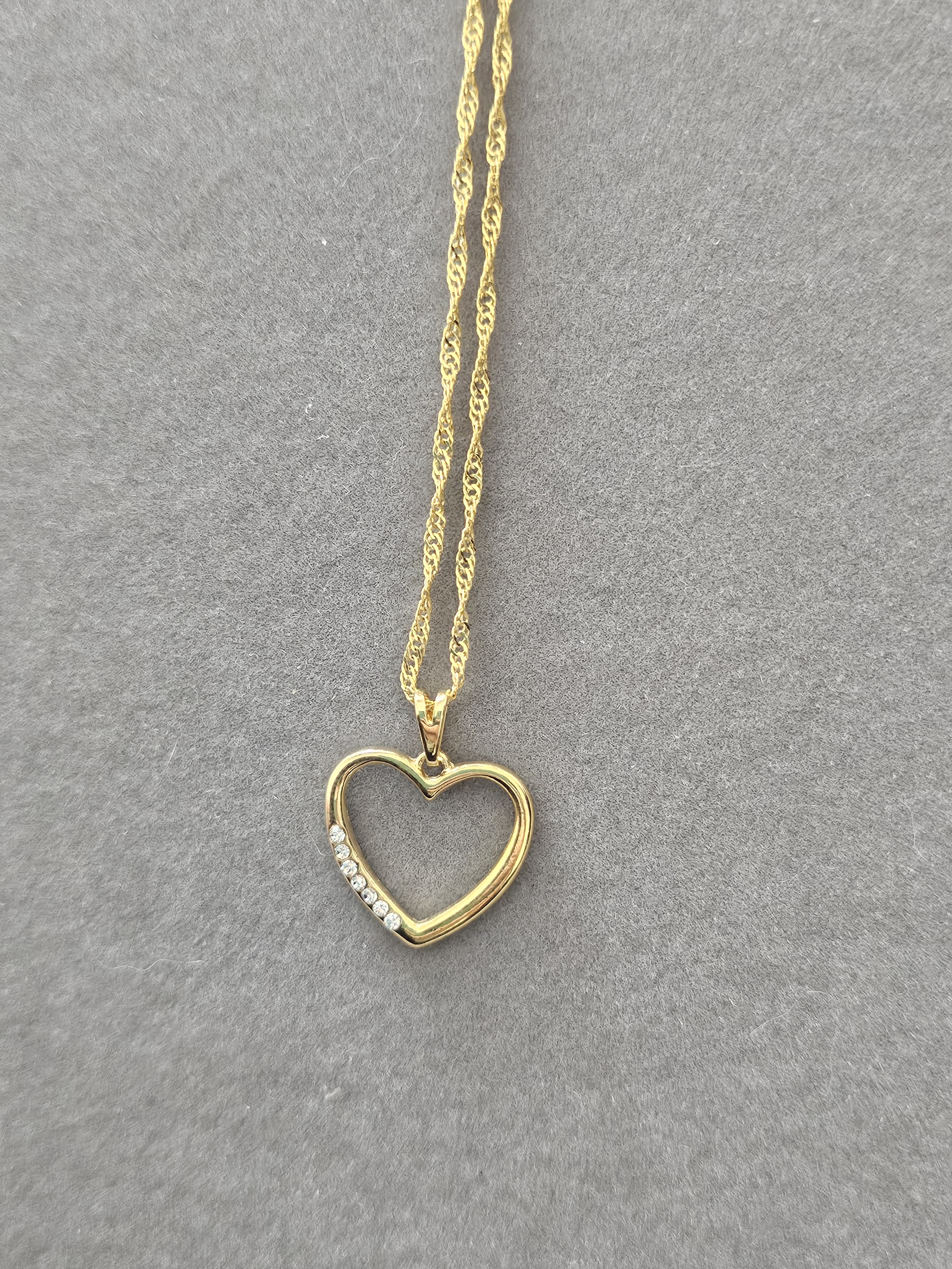 Colar Coração Vazado com Zircônias – Banhado a Ouro 18K