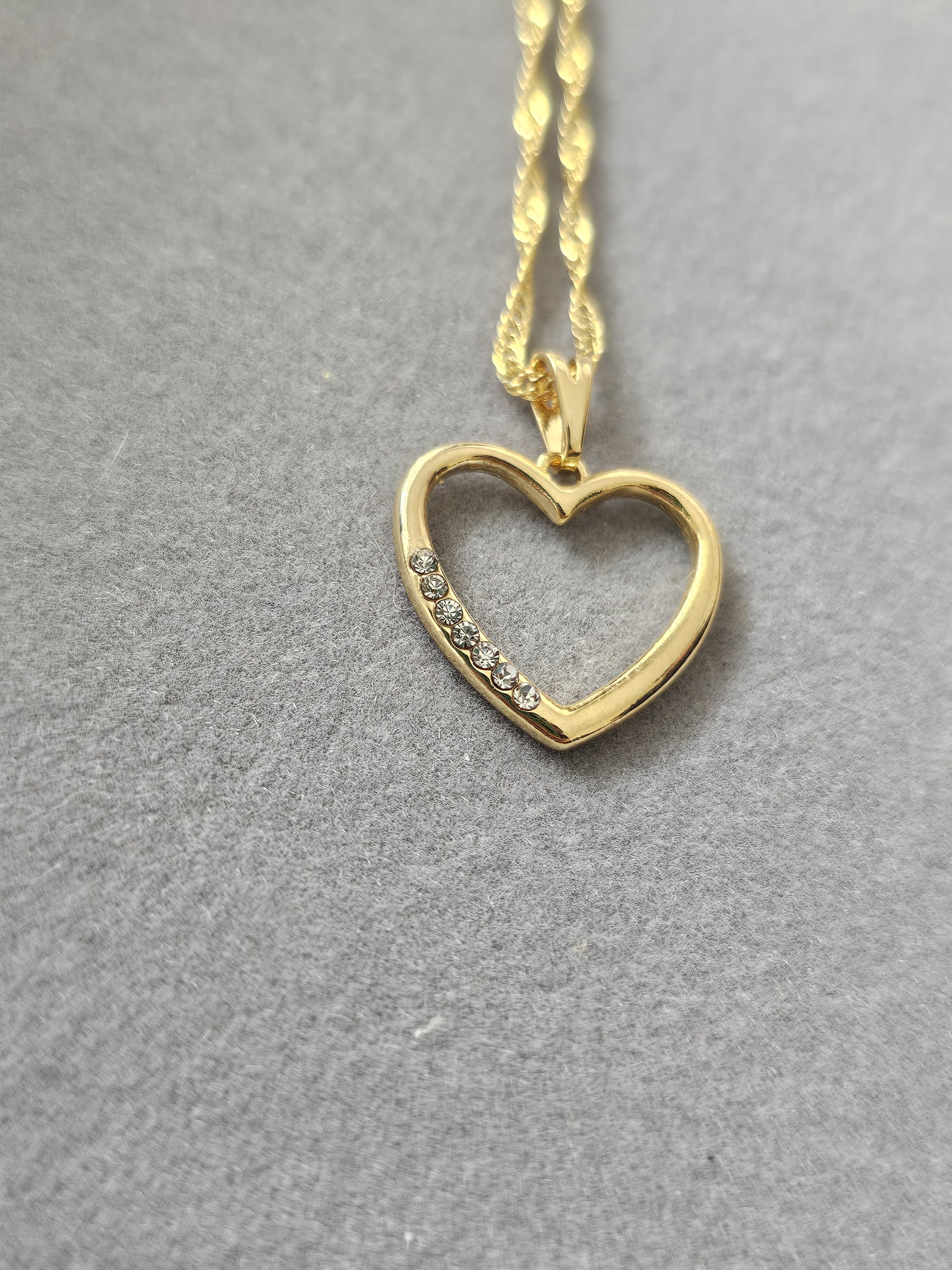 Colar Coração Vazado com Zircônias – Banhado a Ouro 18K