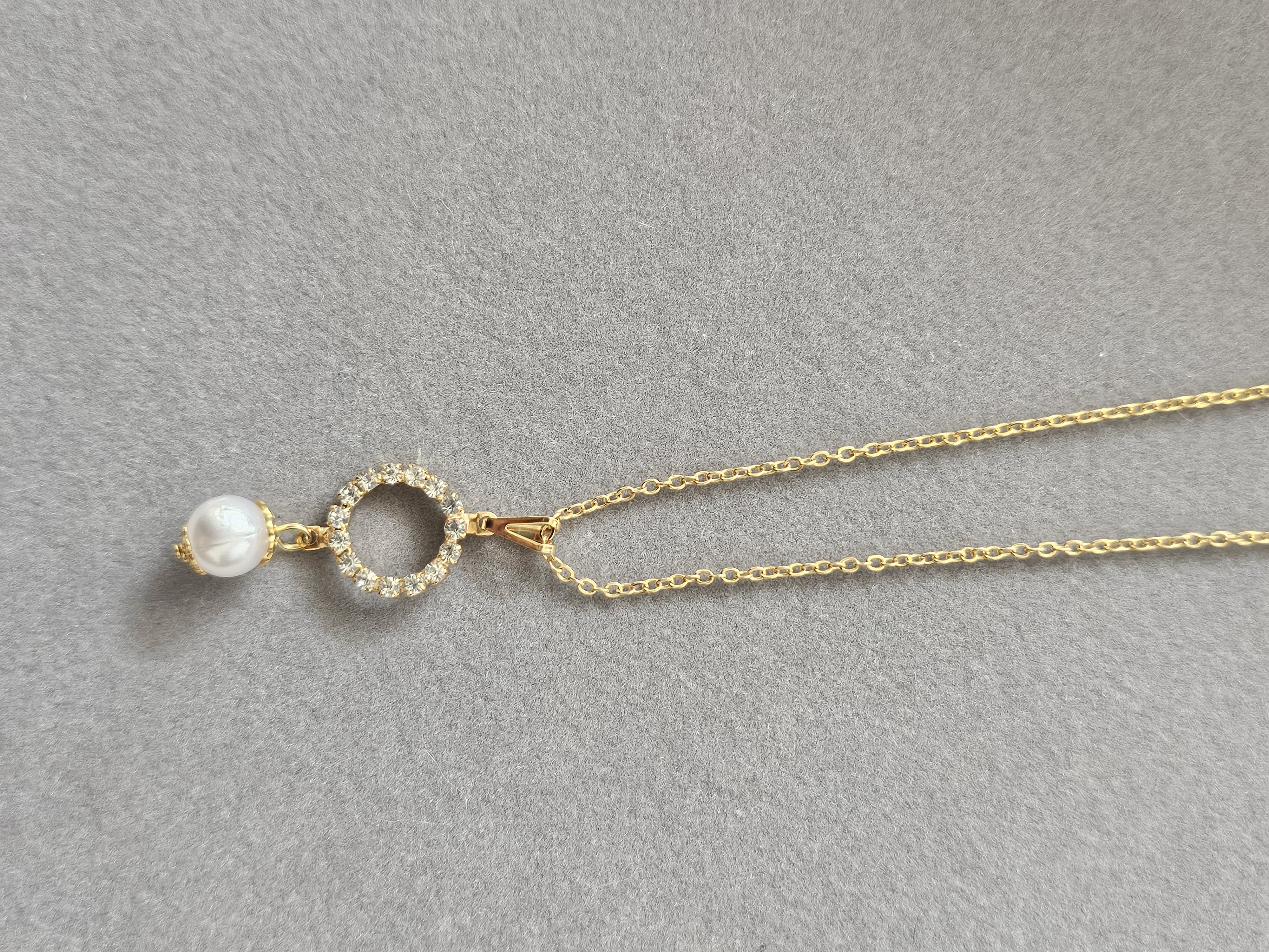 Colar Círculo Cravejado com Pérola – Banhado a Ouro 18K