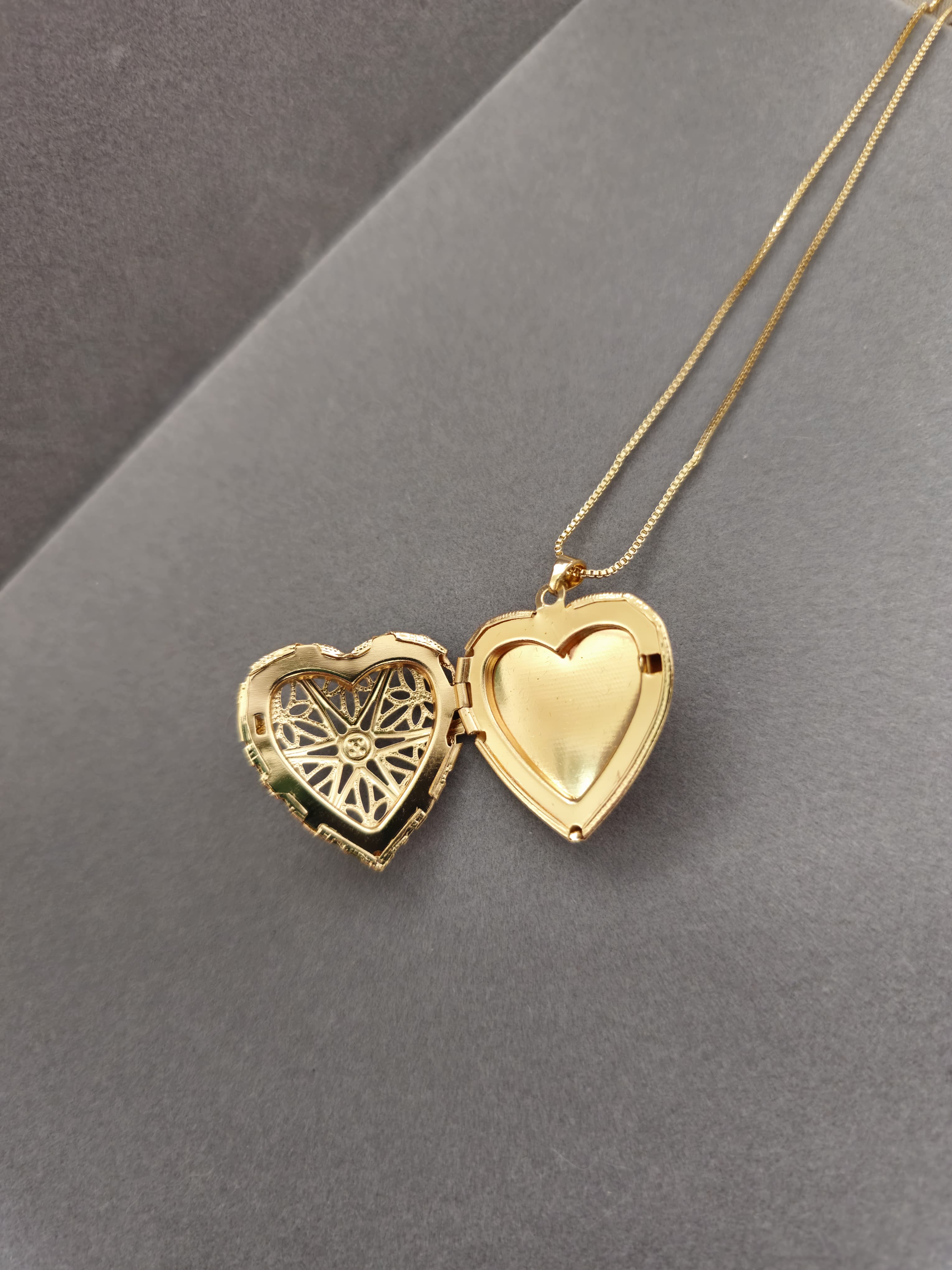 Relicário Coração Banhado a Ouro: Amor e Memórias Sempre Perto de Você ✨