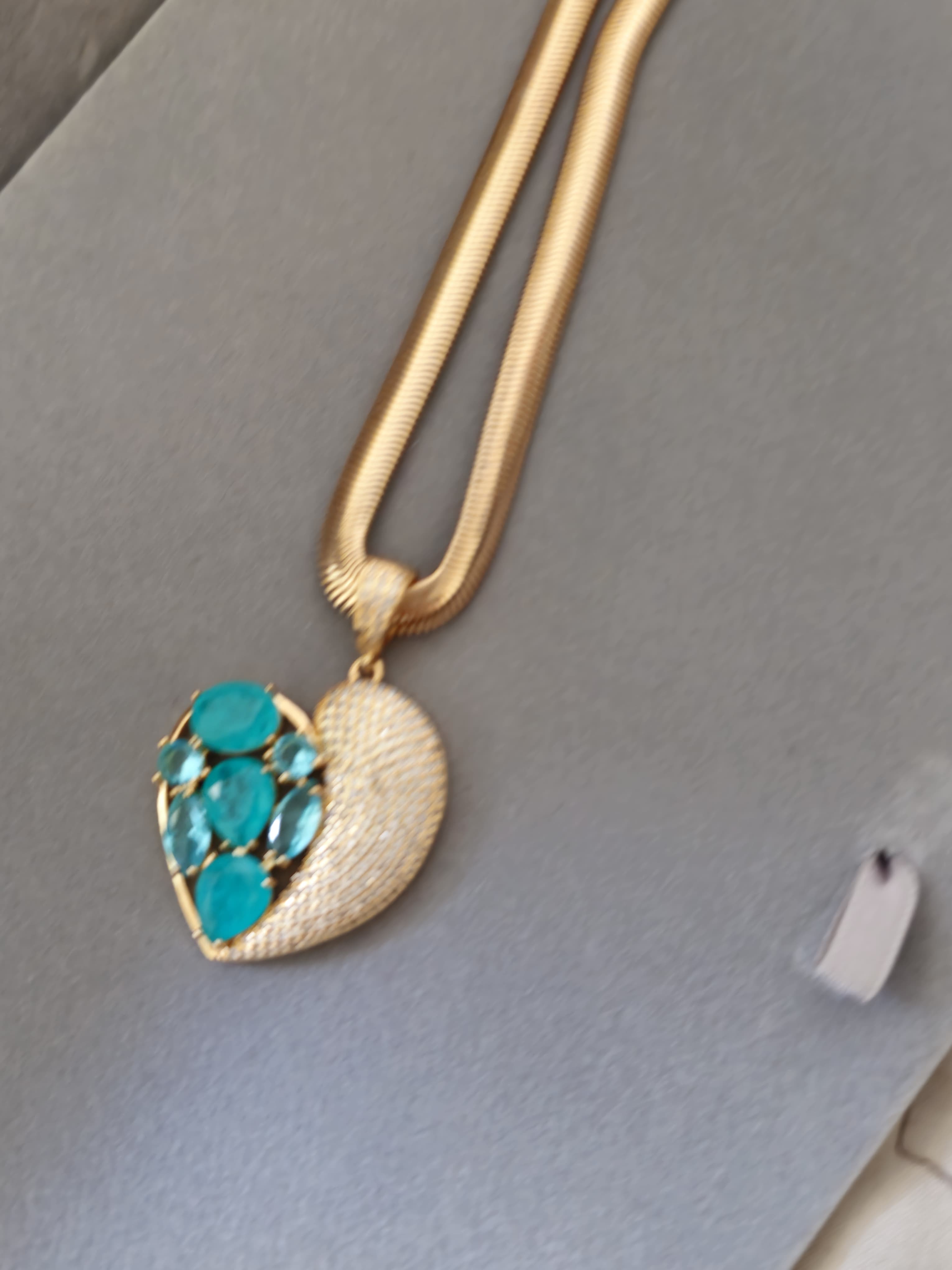 Colar Coração Cravejado: Brilho e Amor em Cada Detalhe ✨